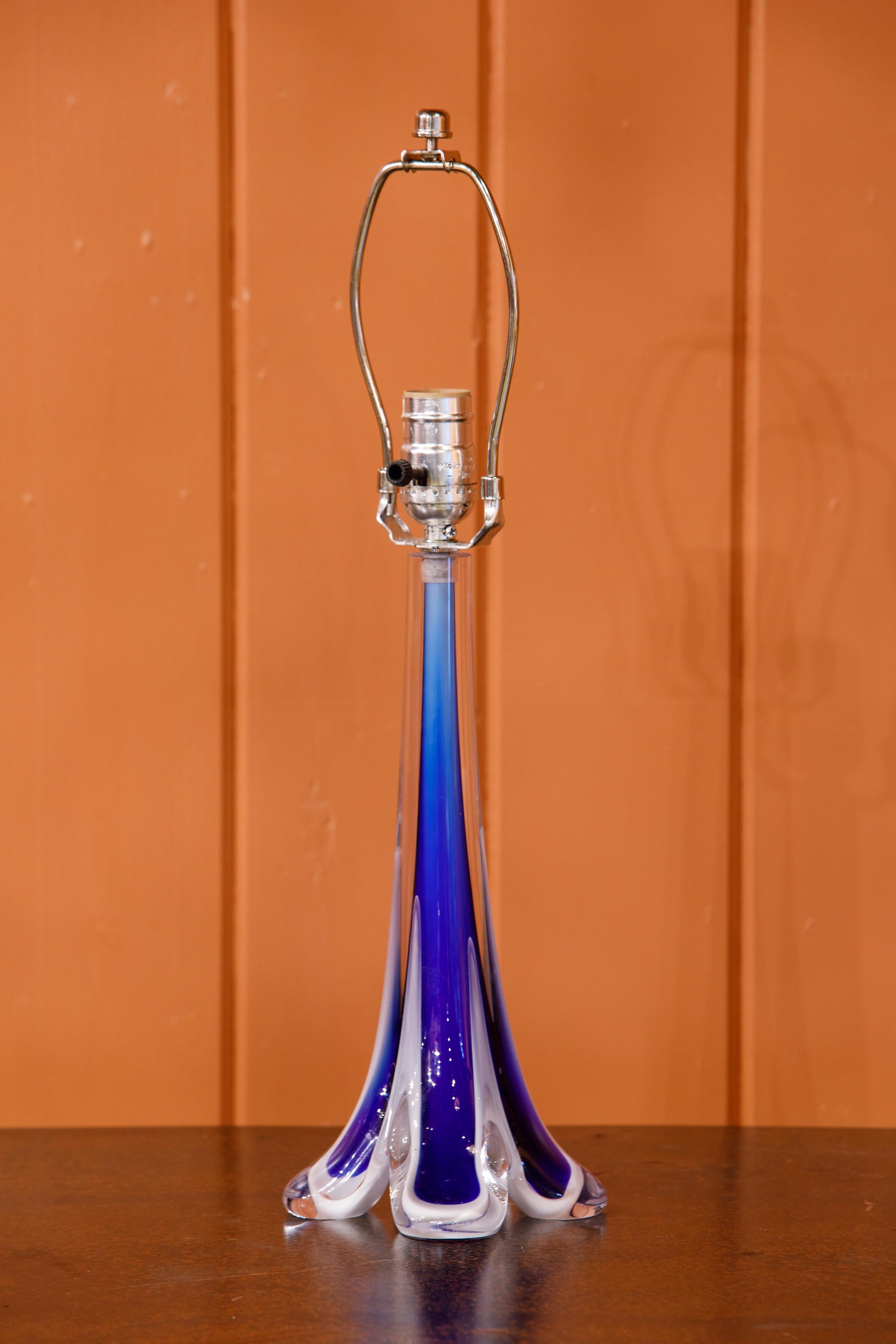 Mid-Century Modern Handblown Glass Table Lamp Having Cobalt and White Color For Sale