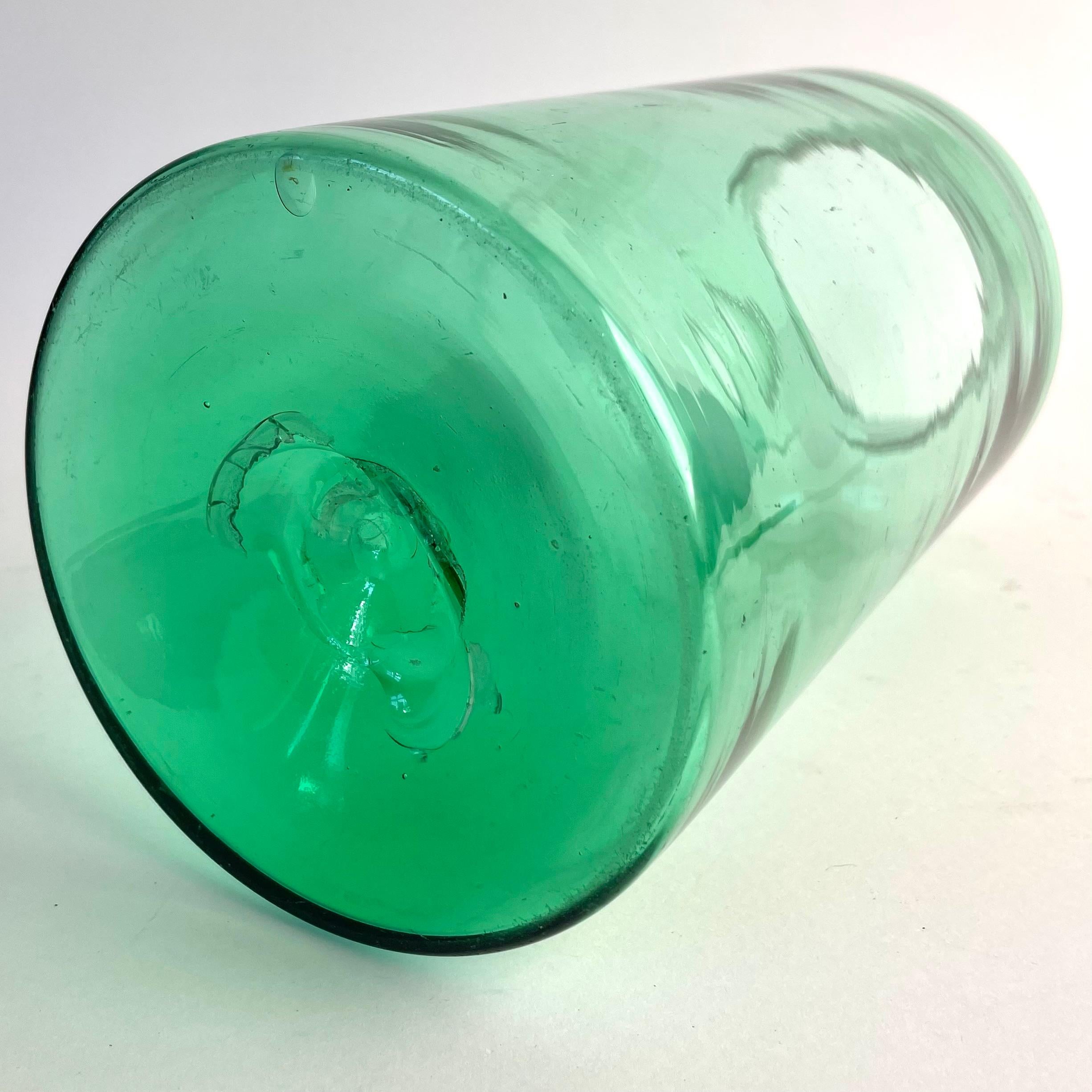 Vaso di vetro verde soffiato a mano, periodo gustaviano in vendita 3