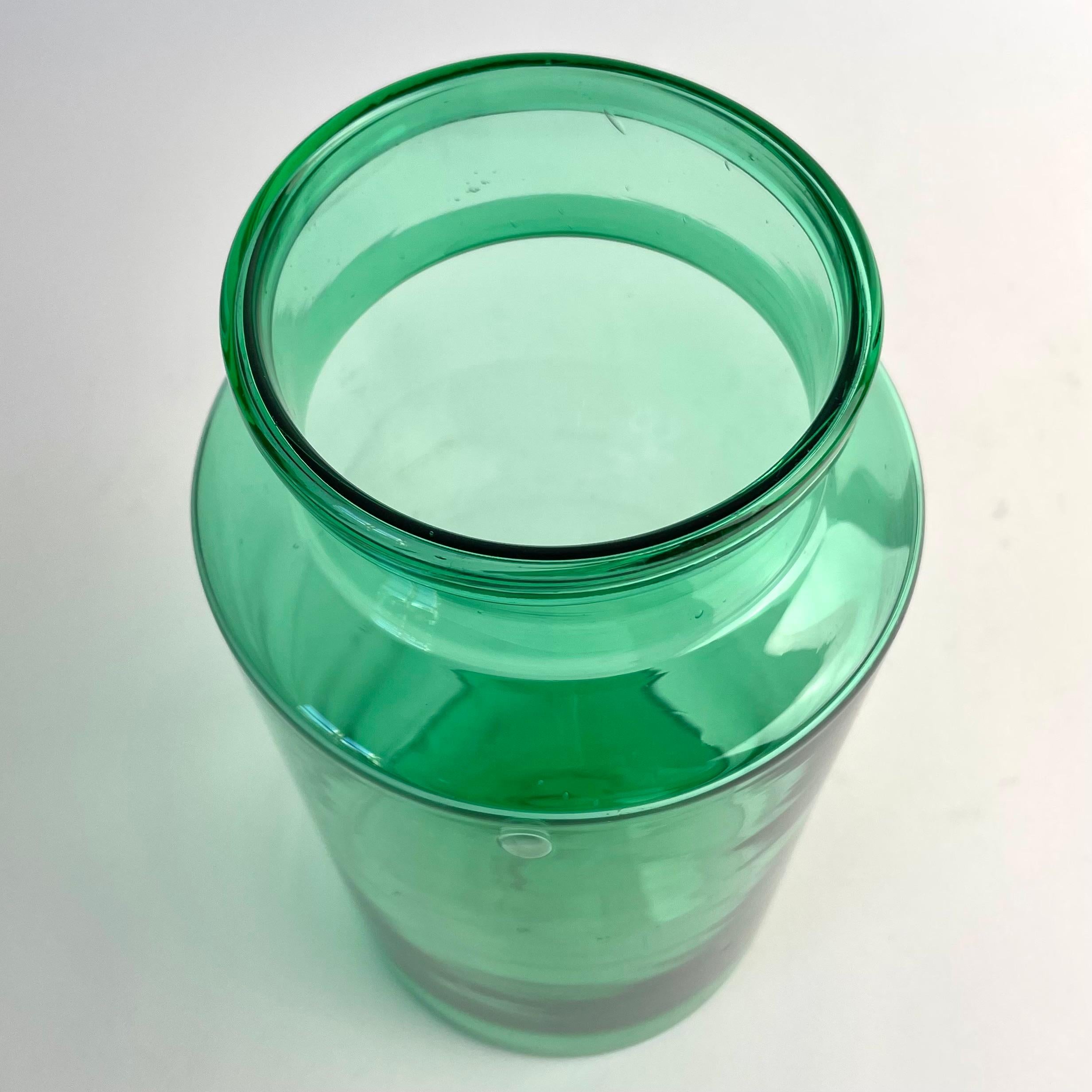 Vaso di vetro verde soffiato a mano, periodo gustaviano in vendita 4