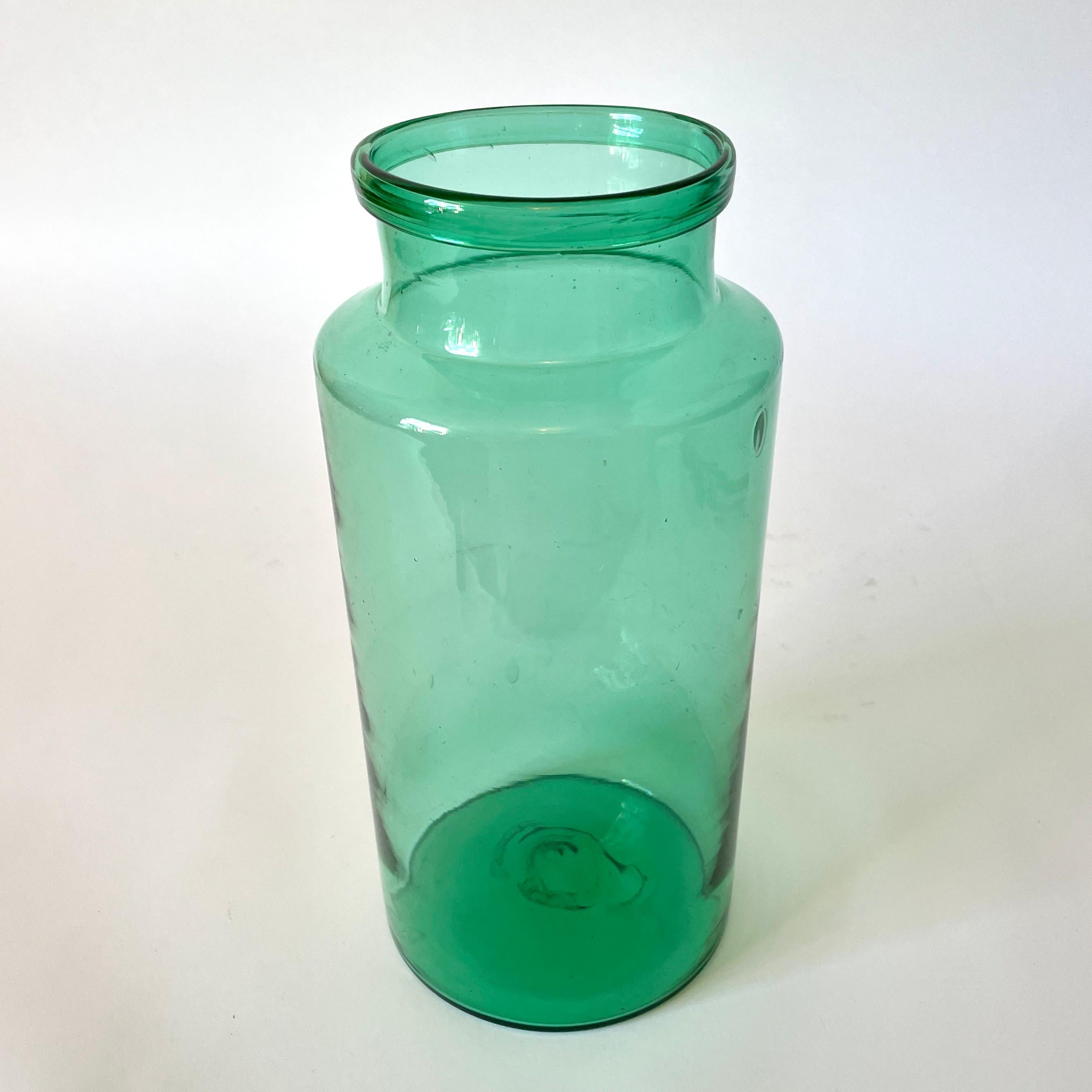 Vaso di vetro verde soffiato a mano, periodo gustaviano

Un vaso in vetro verde meravigliosamente caratteristico, probabilmente risalente alla fine del XVIII o all'inizio del XIX secolo, durante l'epoca gustaviana. Questo pezzo soffiato a mano