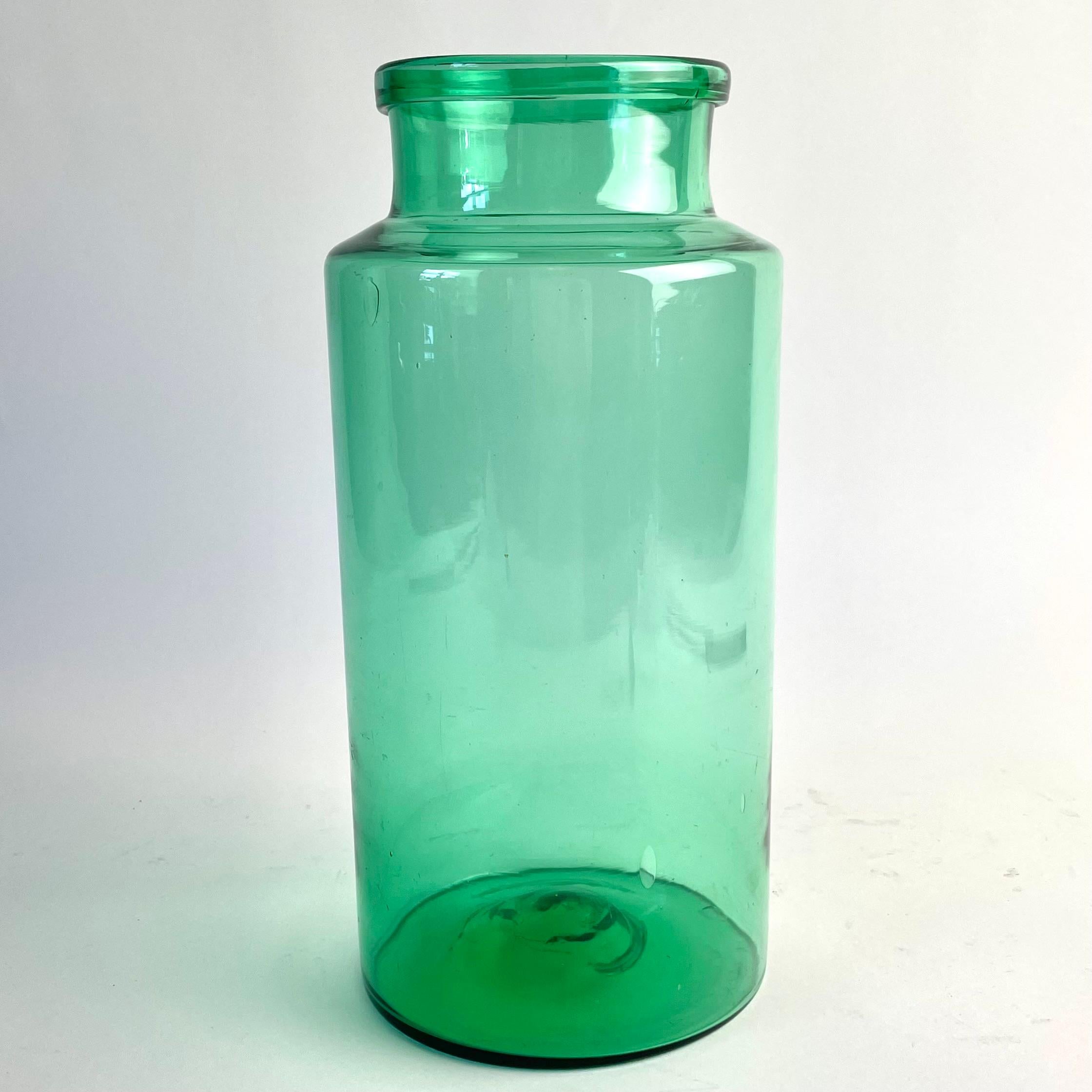 Gustaviano Vaso di vetro verde soffiato a mano, periodo gustaviano in vendita
