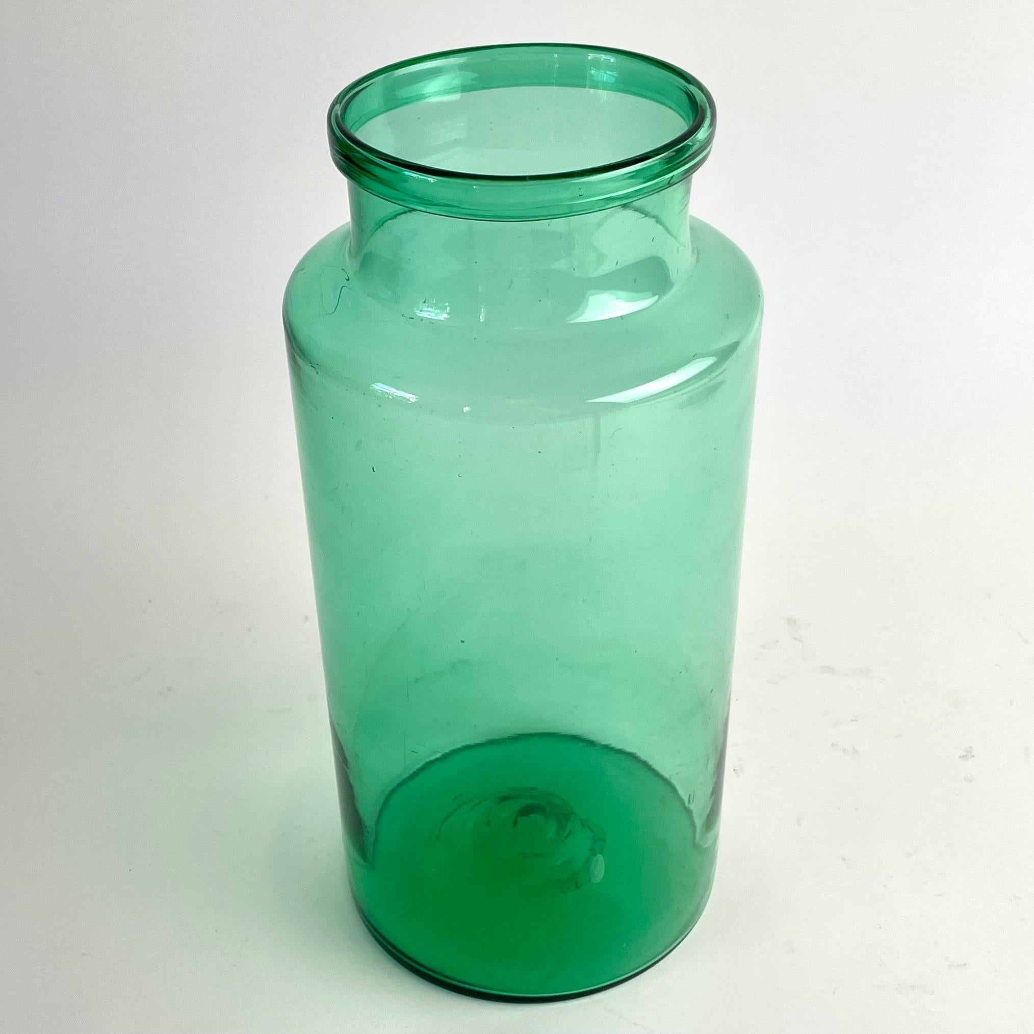 Vaso di vetro verde soffiato a mano, periodo gustaviano In condizioni buone in vendita a Knivsta, SE