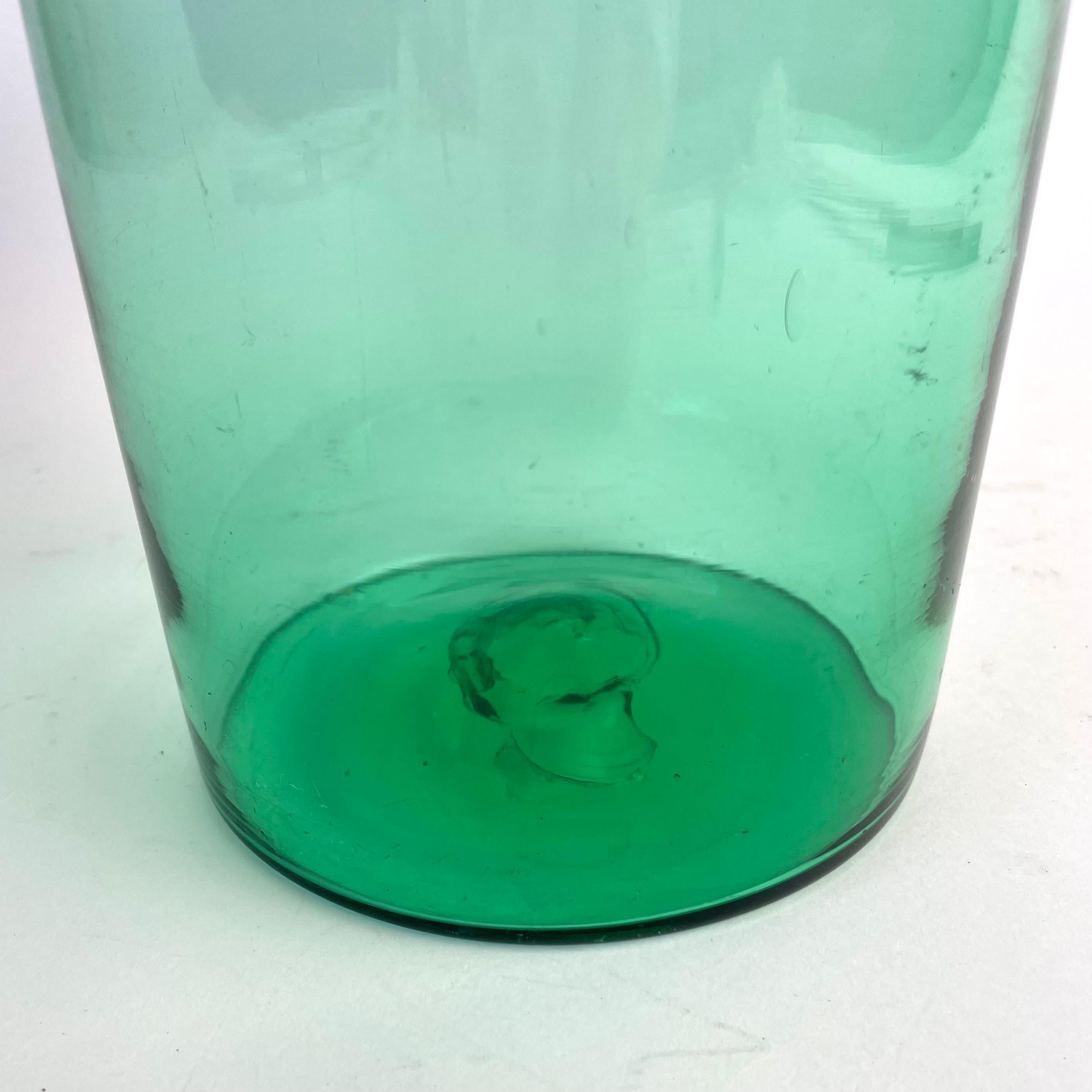 Vetro Vaso di vetro verde soffiato a mano, periodo gustaviano in vendita