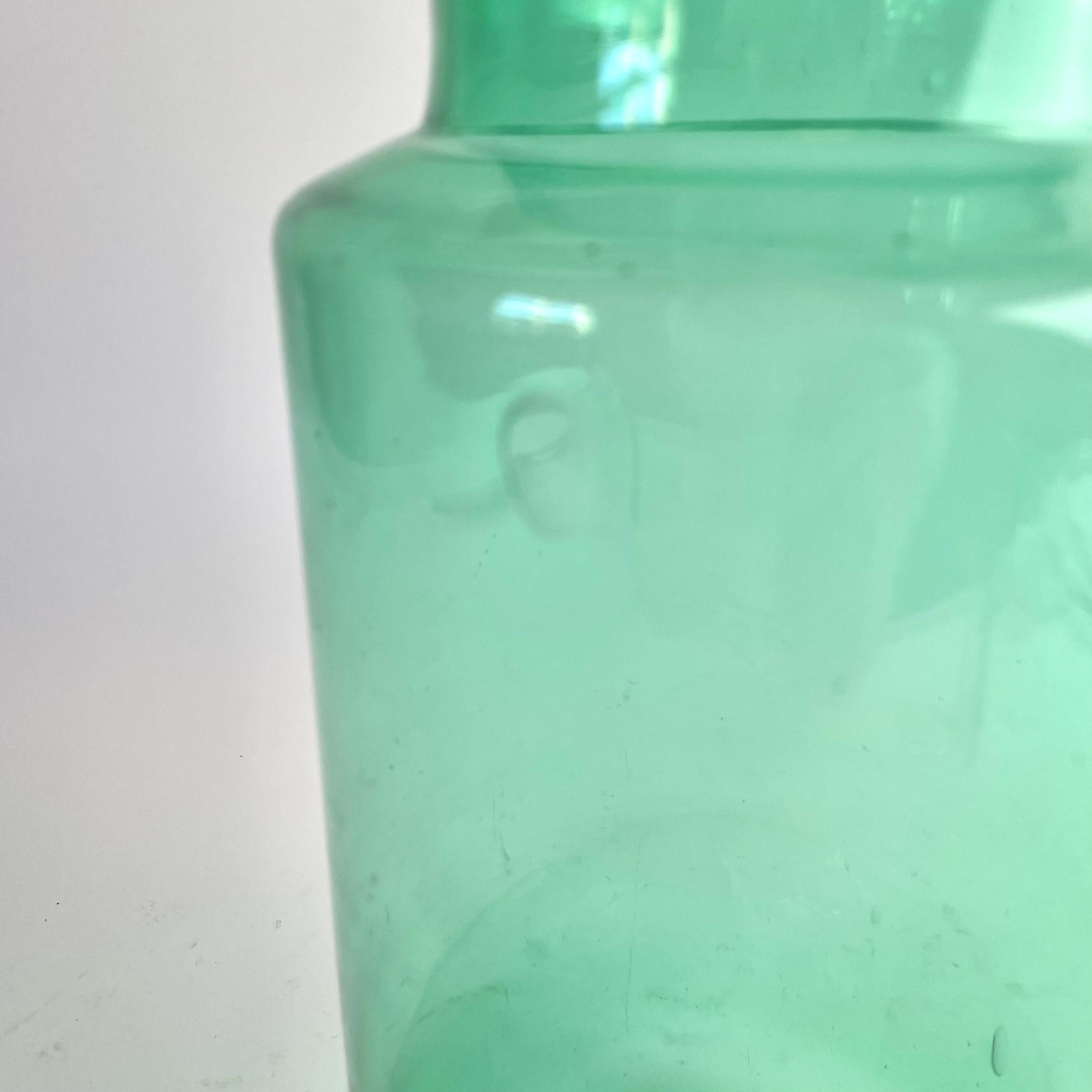 Vaso di vetro verde soffiato a mano, periodo gustaviano in vendita 1