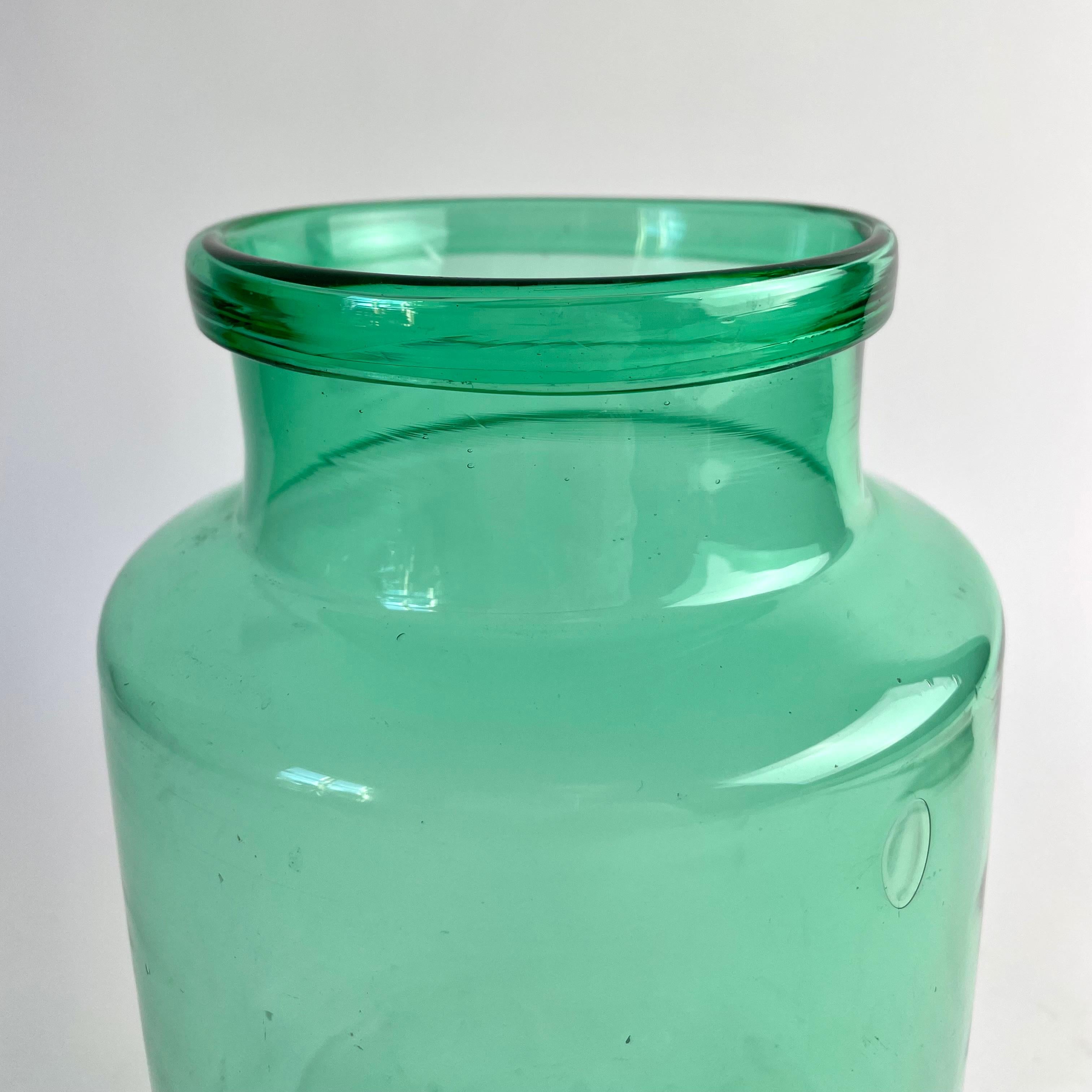 Vaso di vetro verde soffiato a mano, periodo gustaviano in vendita 2