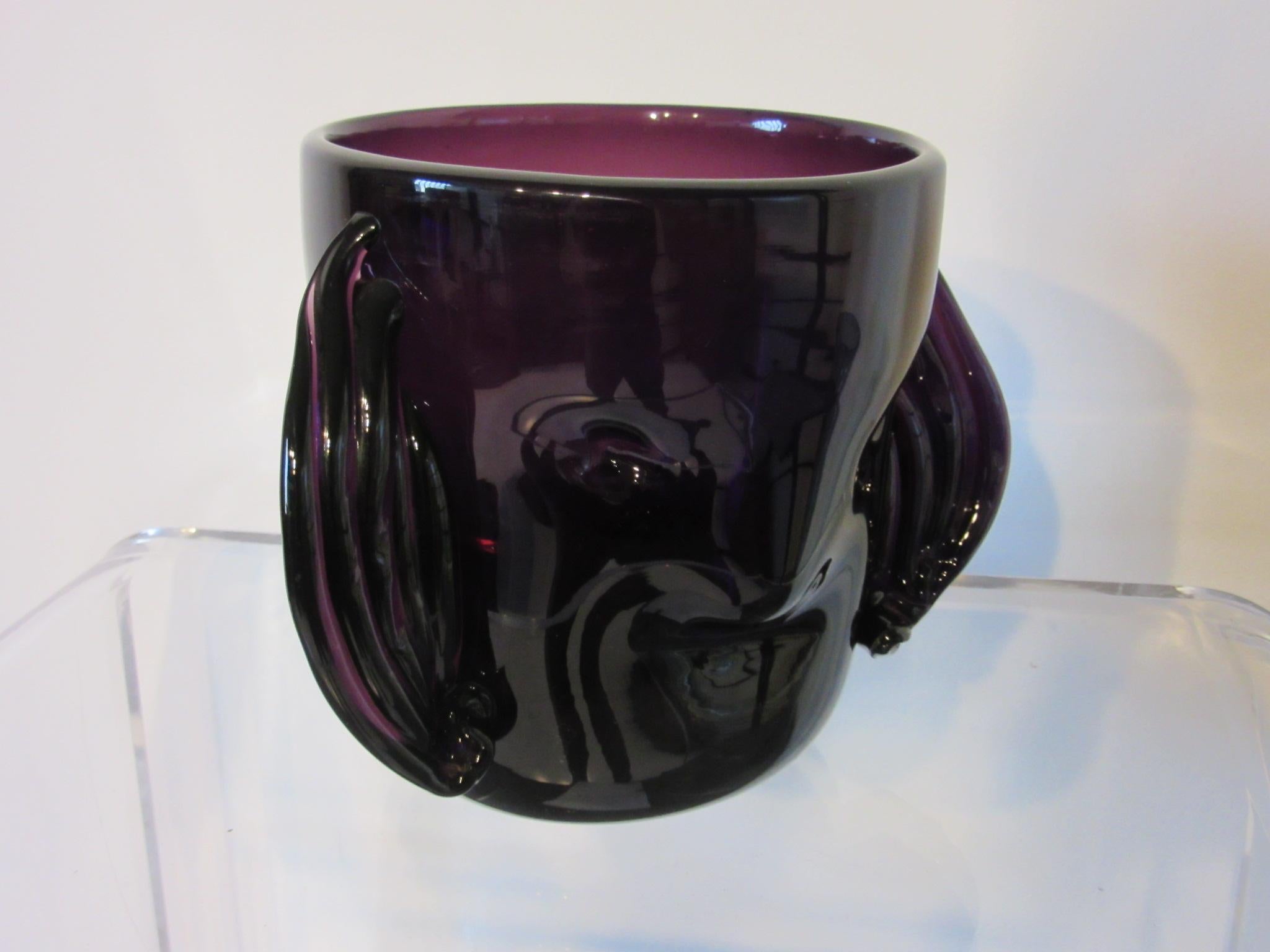 Mid-Century Modern Vase soufflé à la main attribué à Blenko Glass / Hank Adams en vente