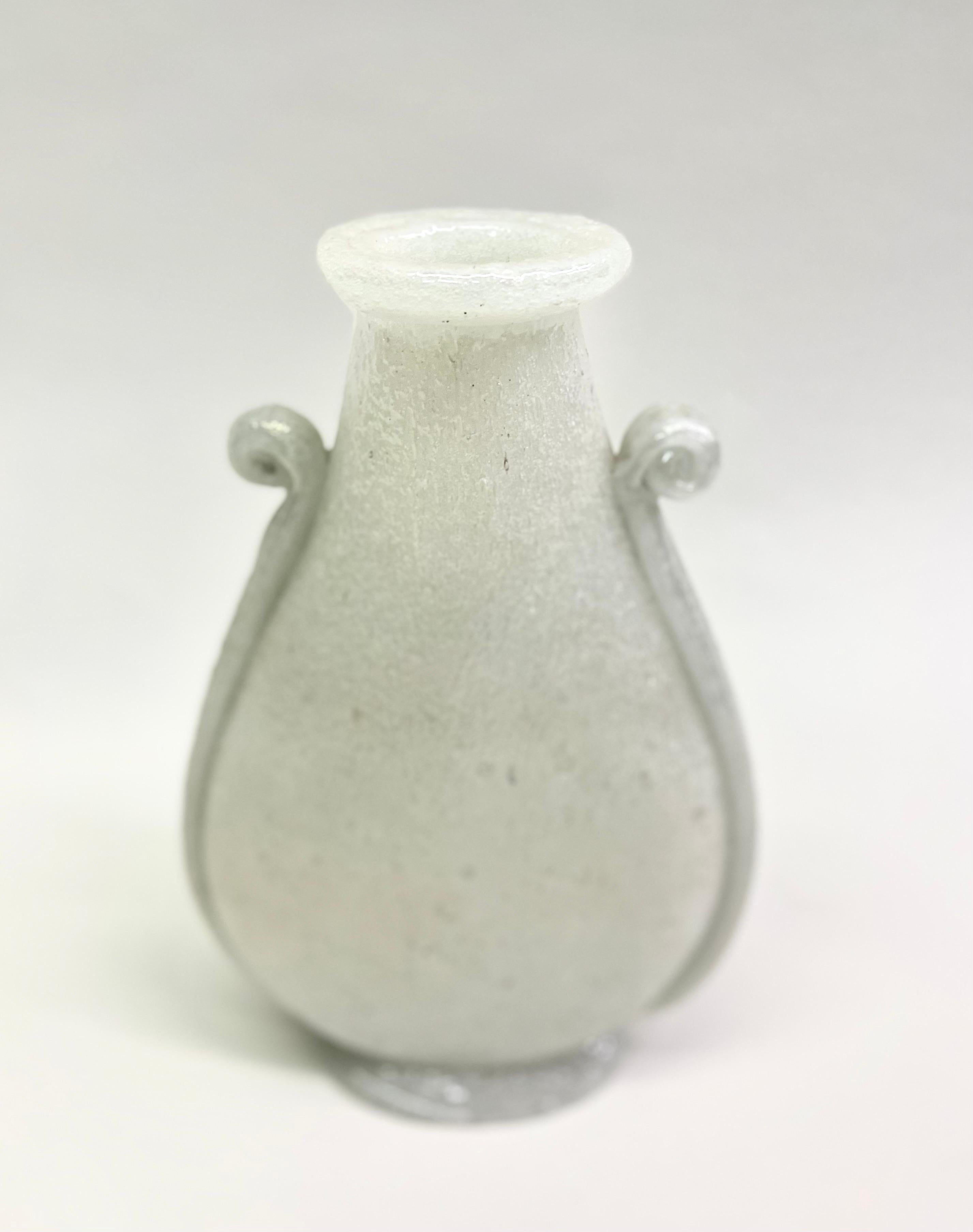 Italiano Vaso in vetro di Murano soffiato a mano della metà del secolo scorso di Napoleone Martinuzzi & Venini in vendita