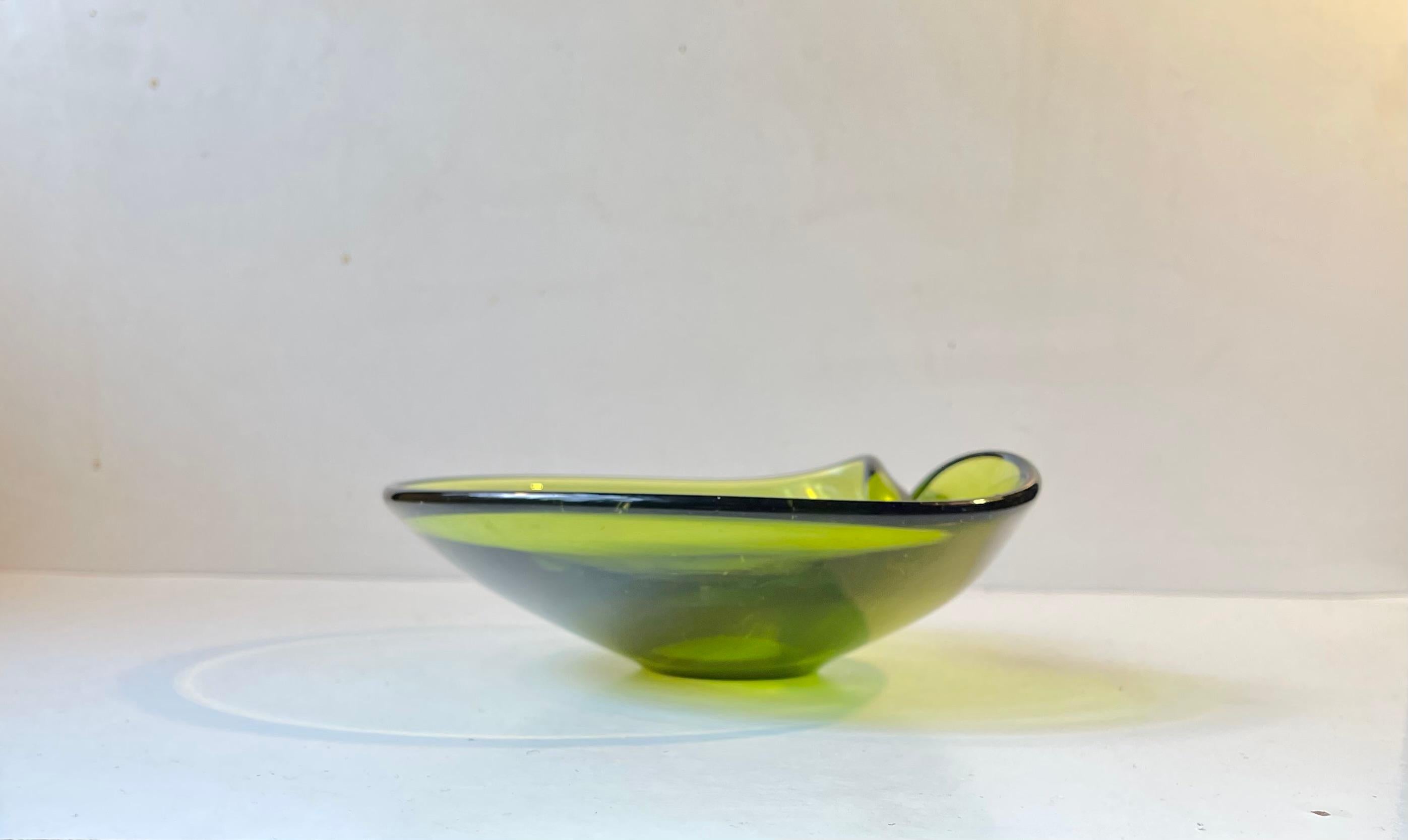 Rare handblown organically shaped dish or small bowl - 17270 designed by Per Lütken. Manufactured at Holmegaard in Denmark during the mid-1950s. It is called May Green and it is signed and numbered by the designer. Measurements: D: 21 cm, H: 7 cm.