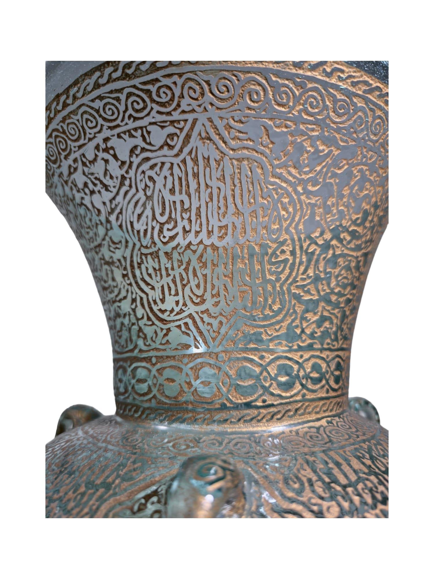 Lampada da moschea in vetro soffiato a mano in stile mamelucco e dorato con calligrafia araba in vendita 9