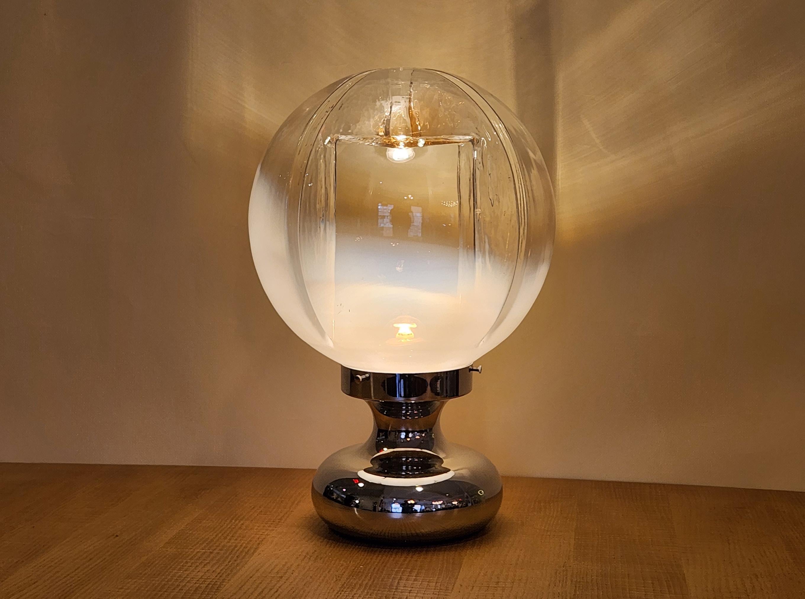 Magnifique lampe de table soufflée à la main en verre de Murano, datant du milieu du siècle dernier, circa 1960. La sphère est divisée en son milieu en quatre parties égales.