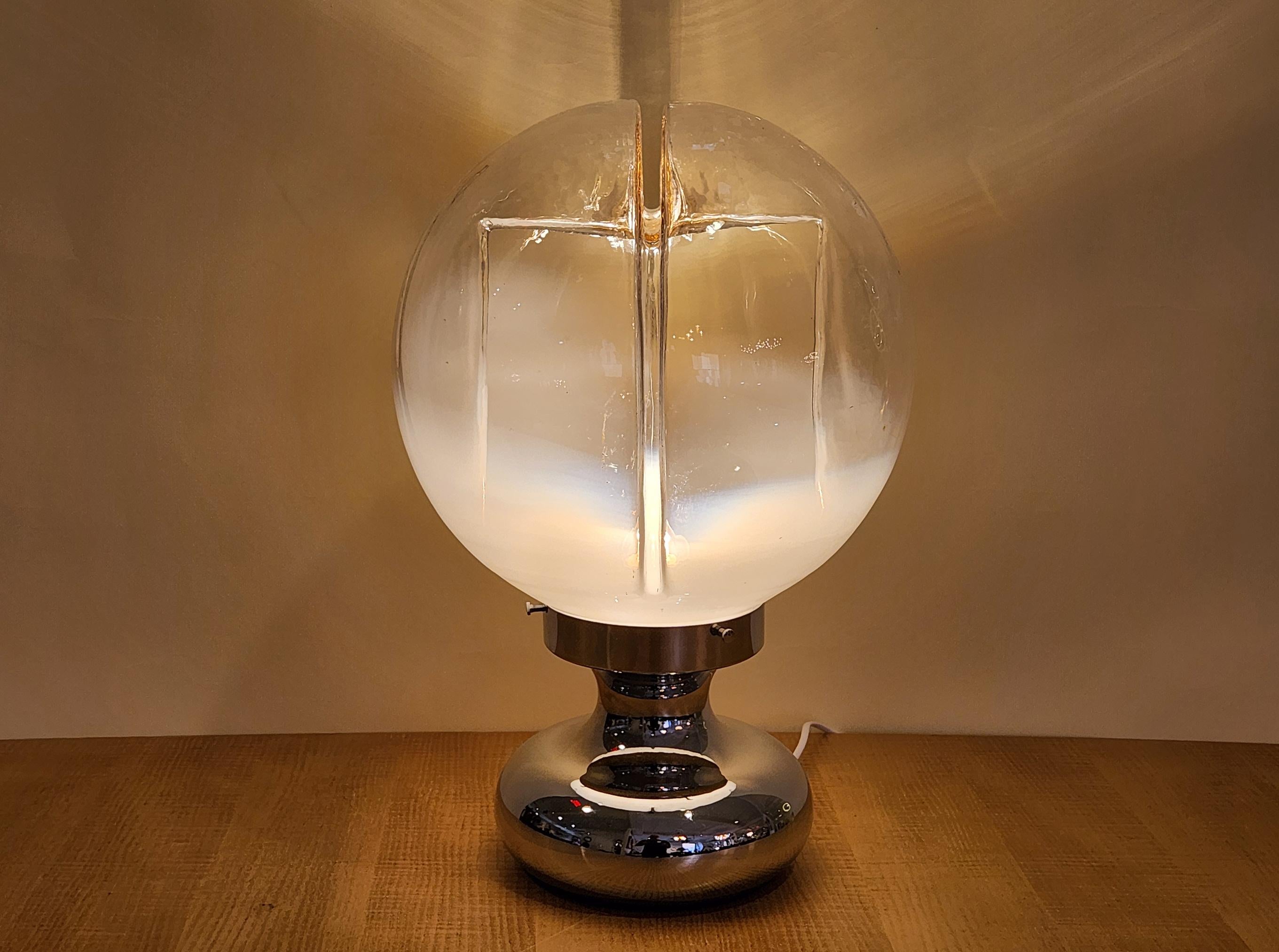 Moderne Lampe de bureau sphérique en verre soufflé à la main Mazzega Murano en vente