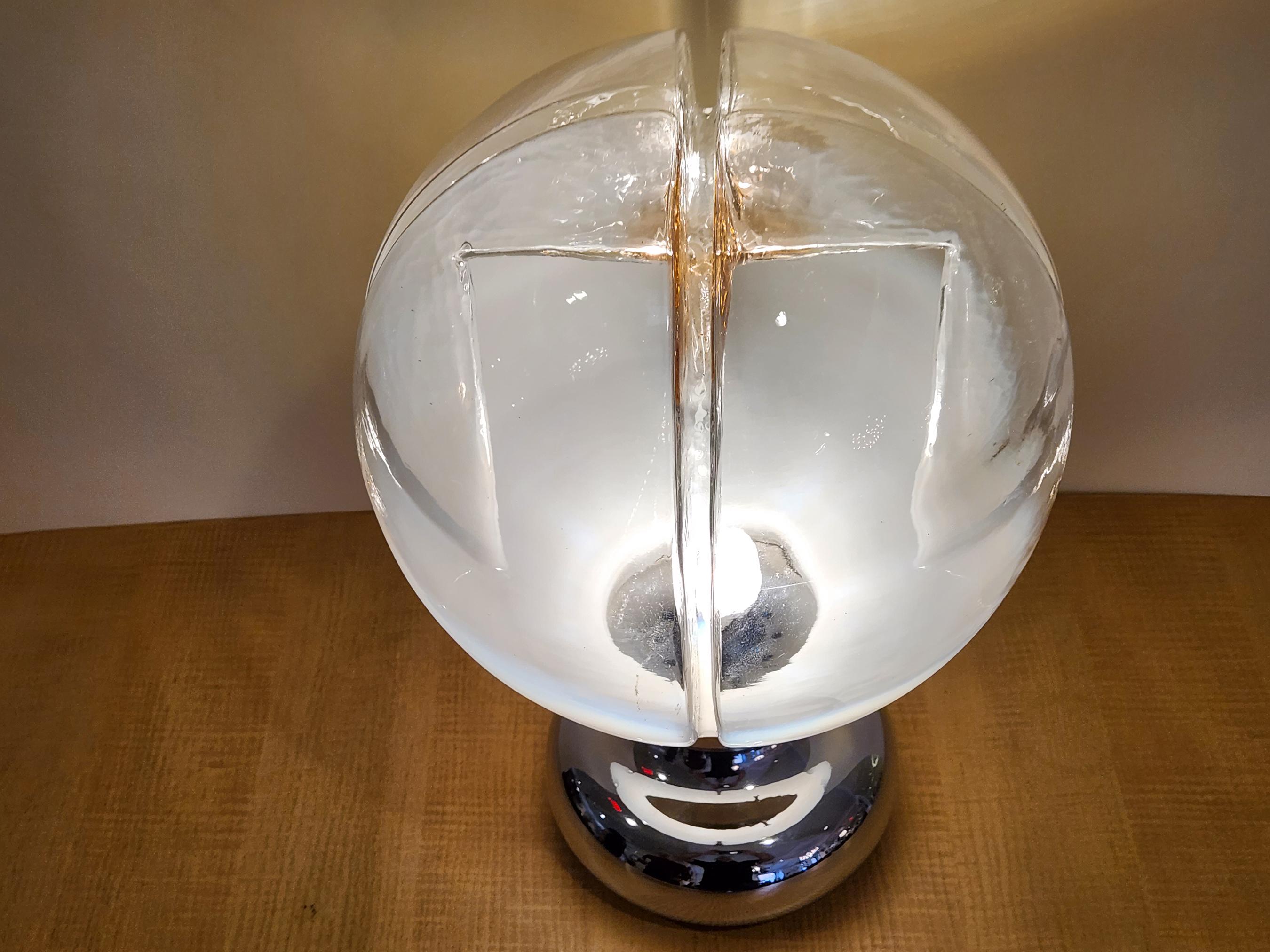 Mazzega Murano - mundgeblasene Glaskugel-Tischlampe mit Kugel (Italienisch) im Angebot