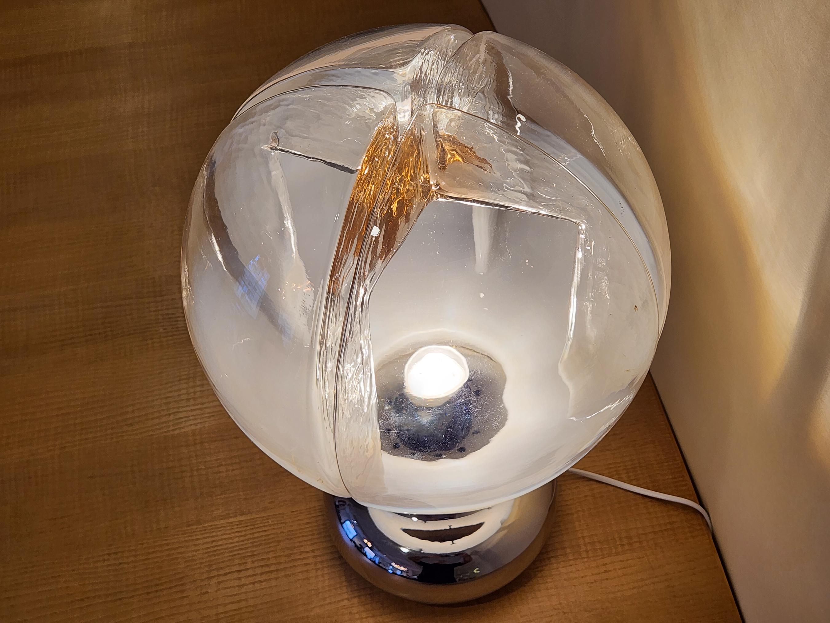 Mazzega Murano - mundgeblasene Glaskugel-Tischlampe mit Kugel im Zustand „Hervorragend“ im Angebot in Stratford, CT