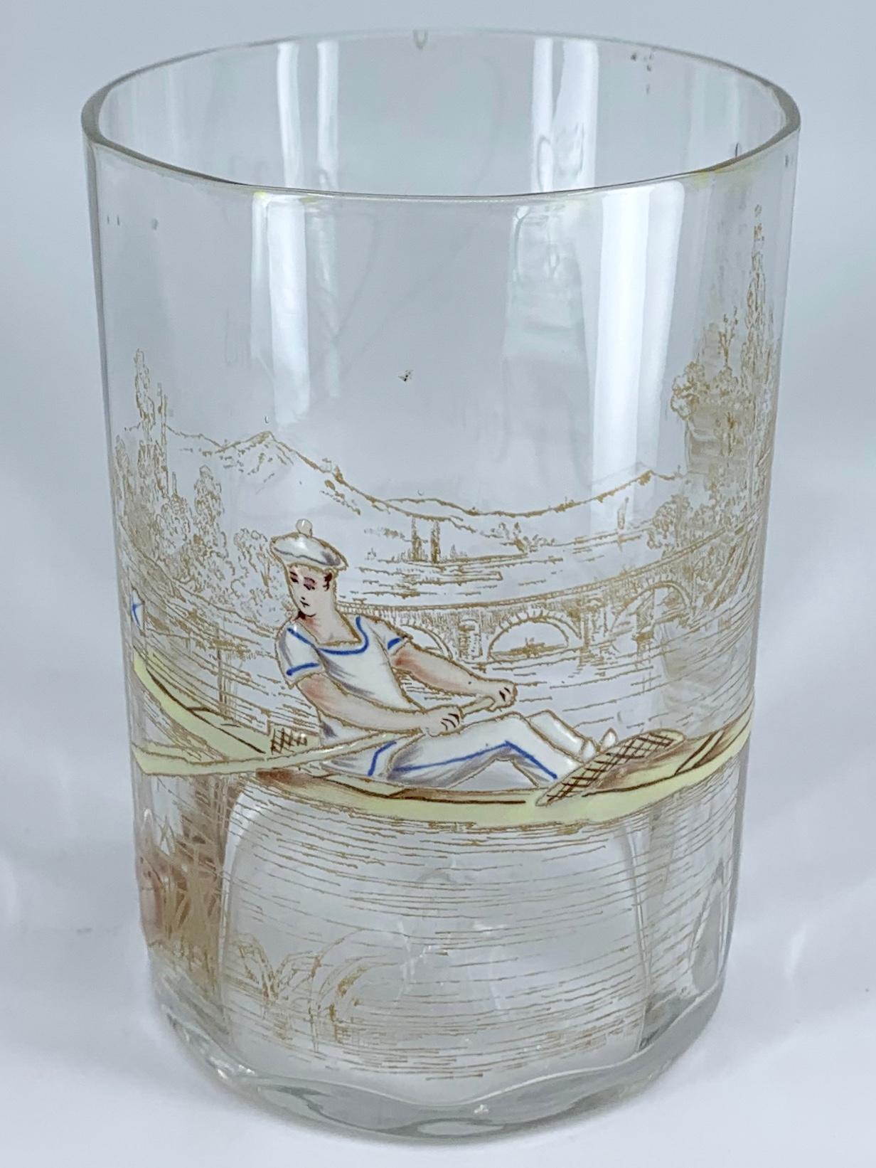Verre soufflé à la main de Murano à motif d'aviron athlétique. Verre à godiller soufflé et conçu individuellement à la main avec un godilleur sur le Lago di Montecenisio, appelé Mont Cenis en France ; site d'un célèbre tunnel ferroviaire et d'une