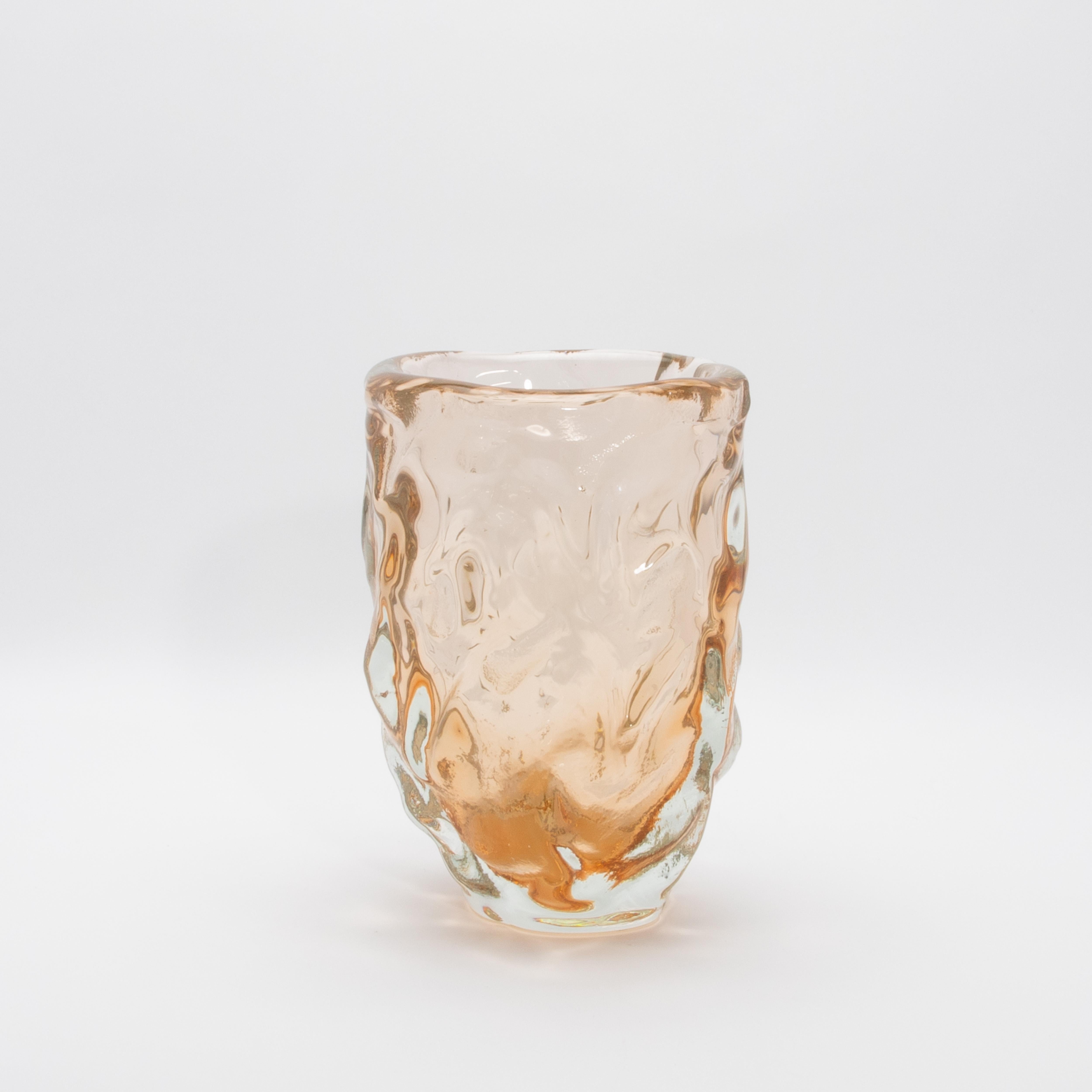 Il Vaso Burri di Murano soffiato a mano in oro rosa è una sublime espressione di lusso, che fonde le migliori tradizioni vetrarie di Murano con un'estetica di design all'avanguardia. La sua forma, organica e fluida, evoca il movimento ipnotico del