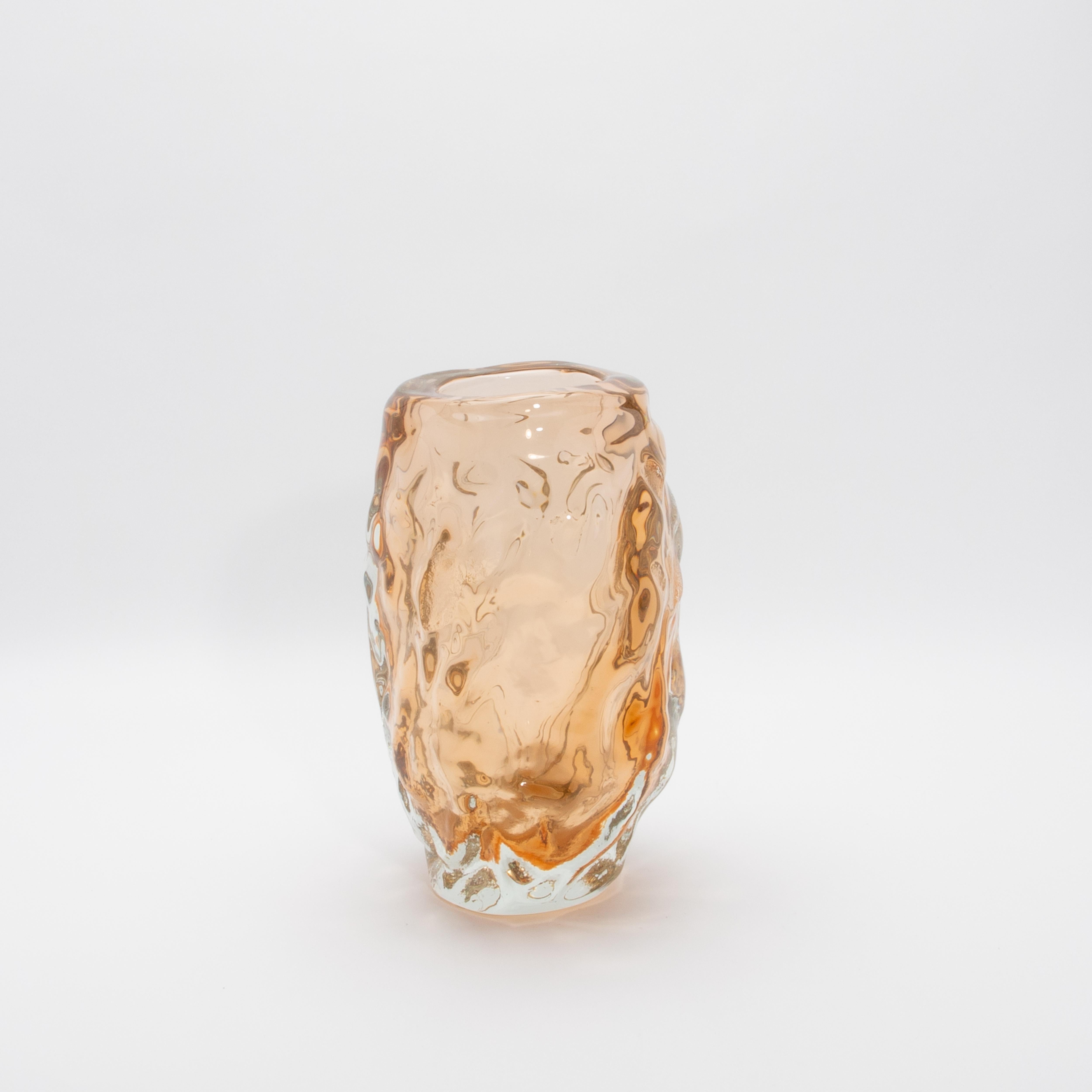 Italiano Vaso scultoreo di Murano soffiato a mano in oro rosa in vendita