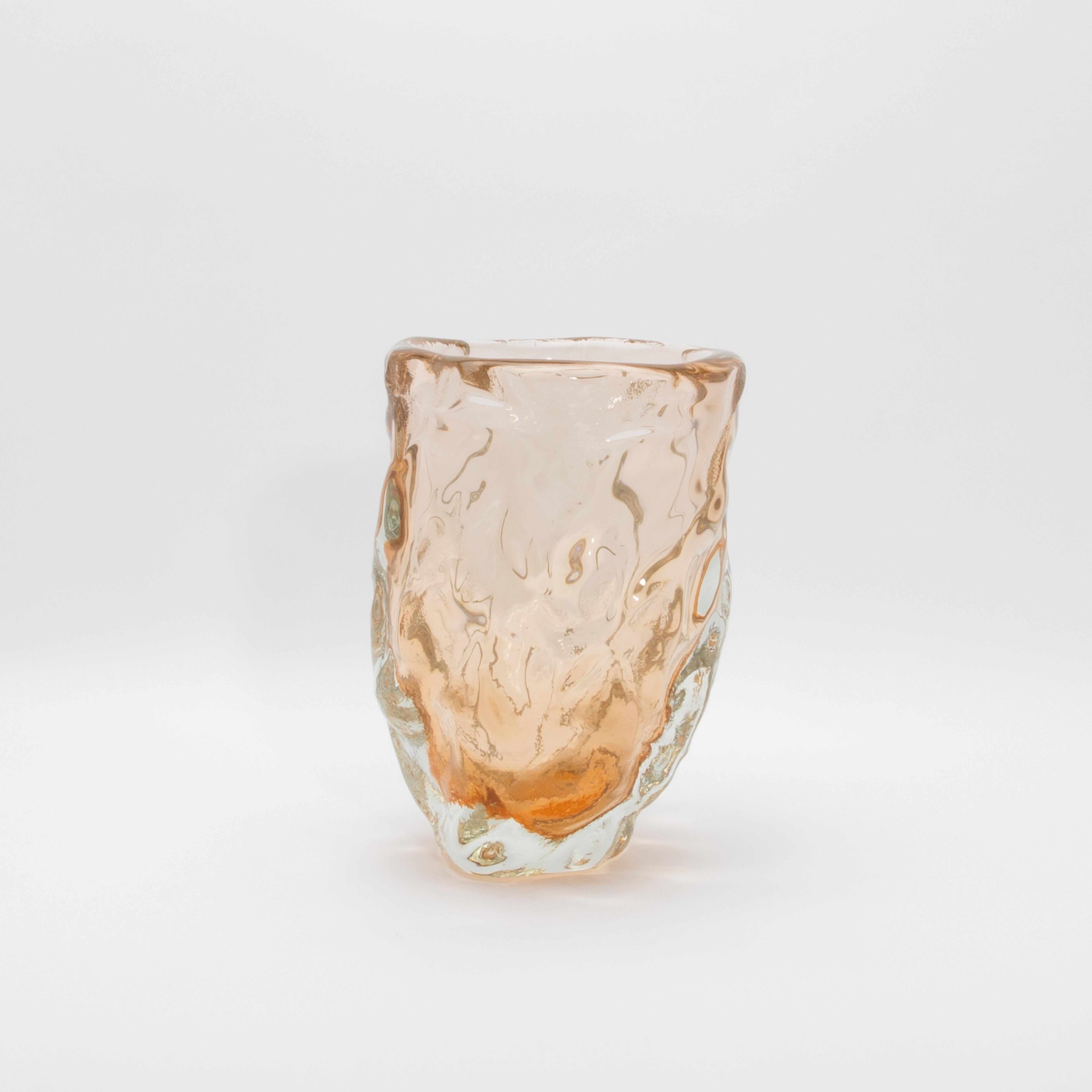Italiano Vaso scultoreo di Murano soffiato a mano in oro rosa in vendita