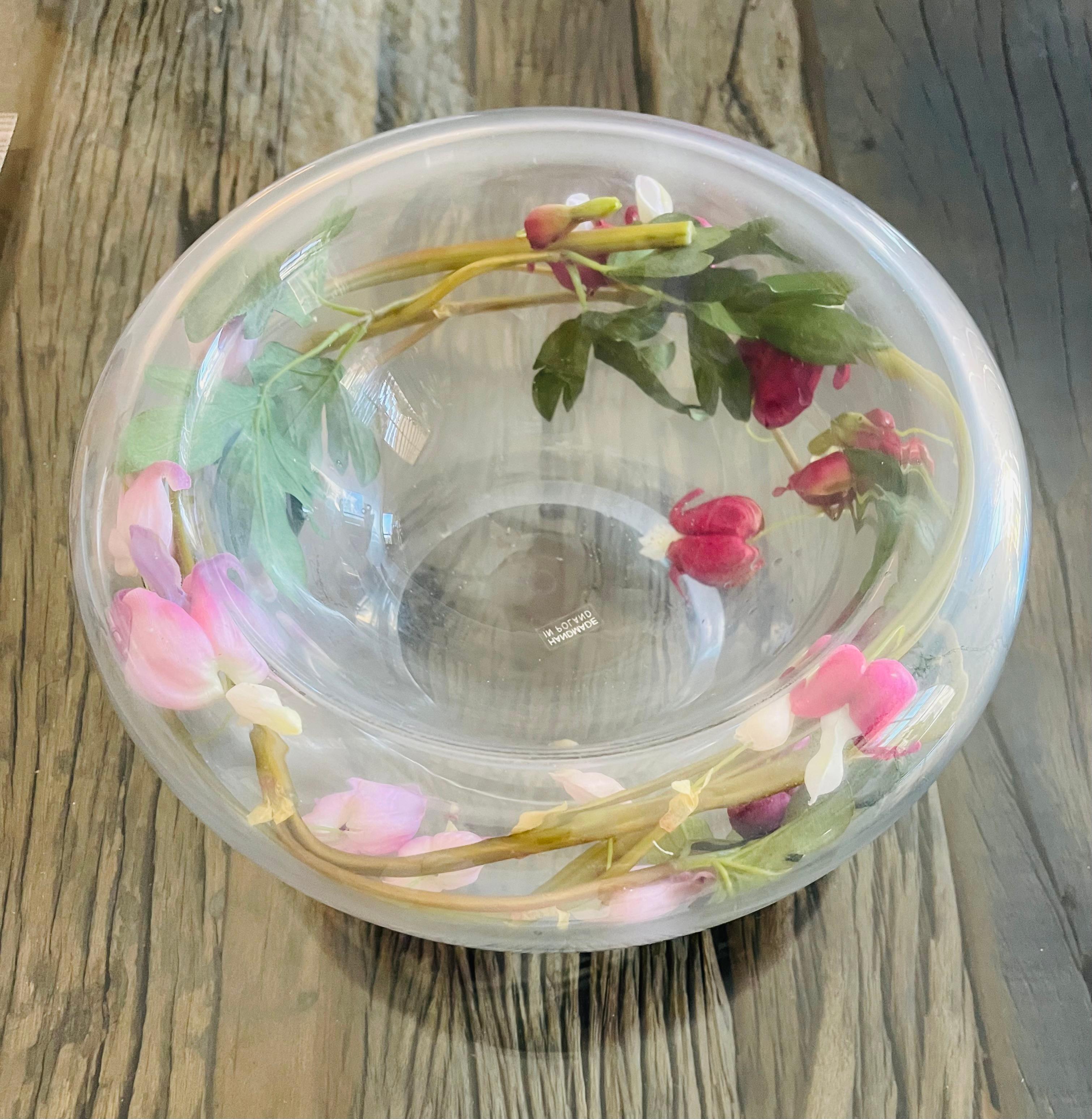 Jarrón con flores de vidrio soplado único, fabricado por vidrieros polacos.