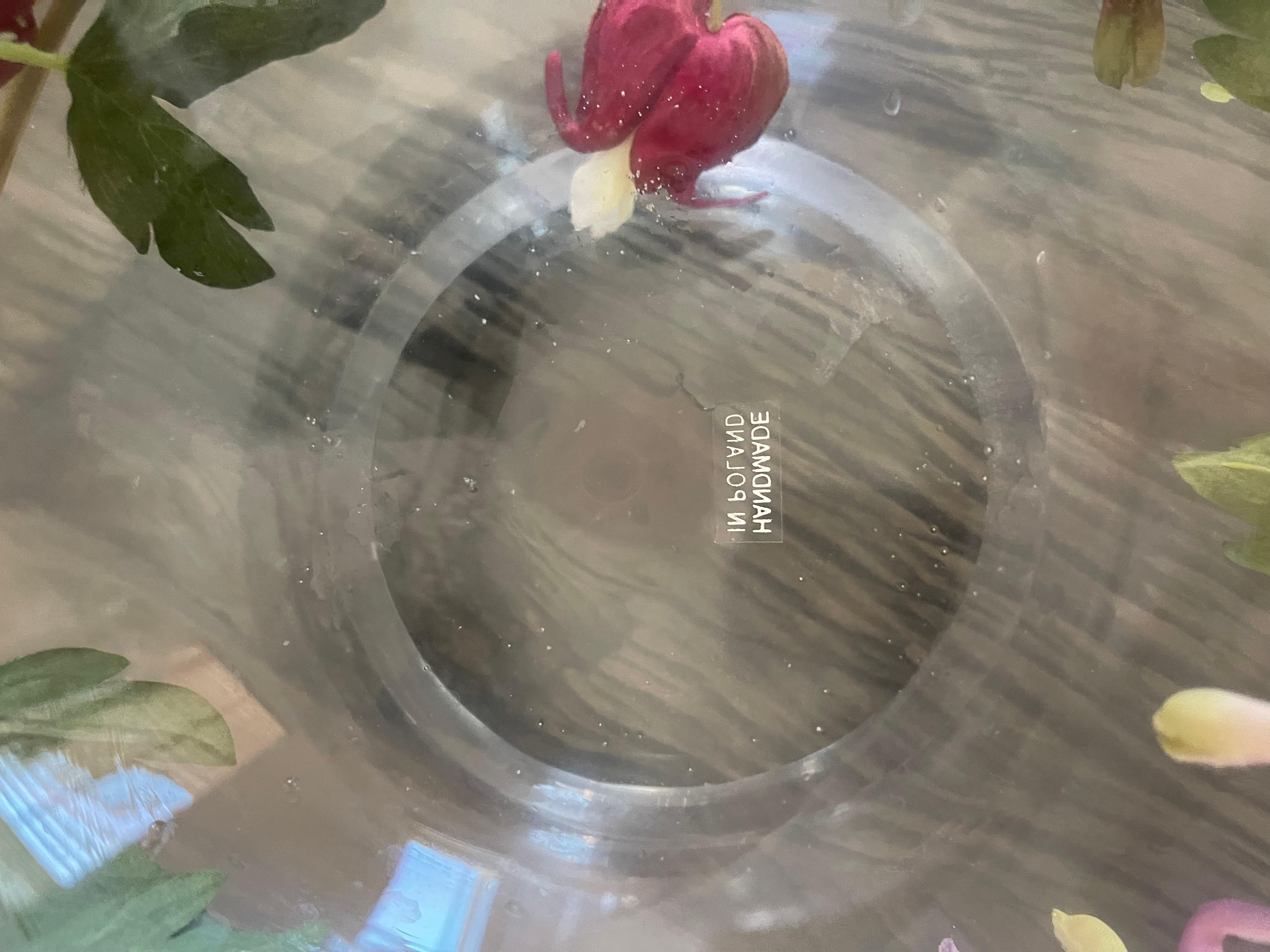 Jarrón con flores de vidrio soplado único, fabricado por vidrieros polacos.