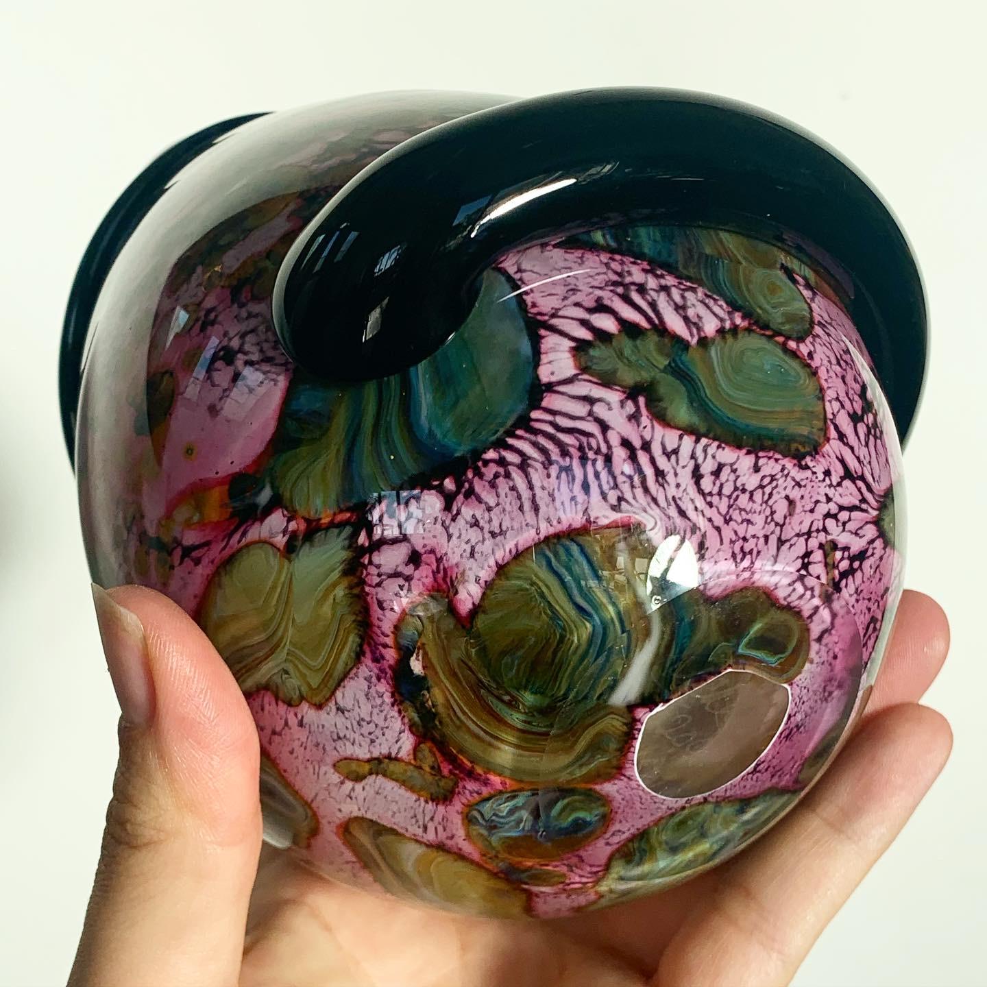 Contemporary Robert Eickholt hand blown Glass Vase with Spiral Swirl, circa 2001