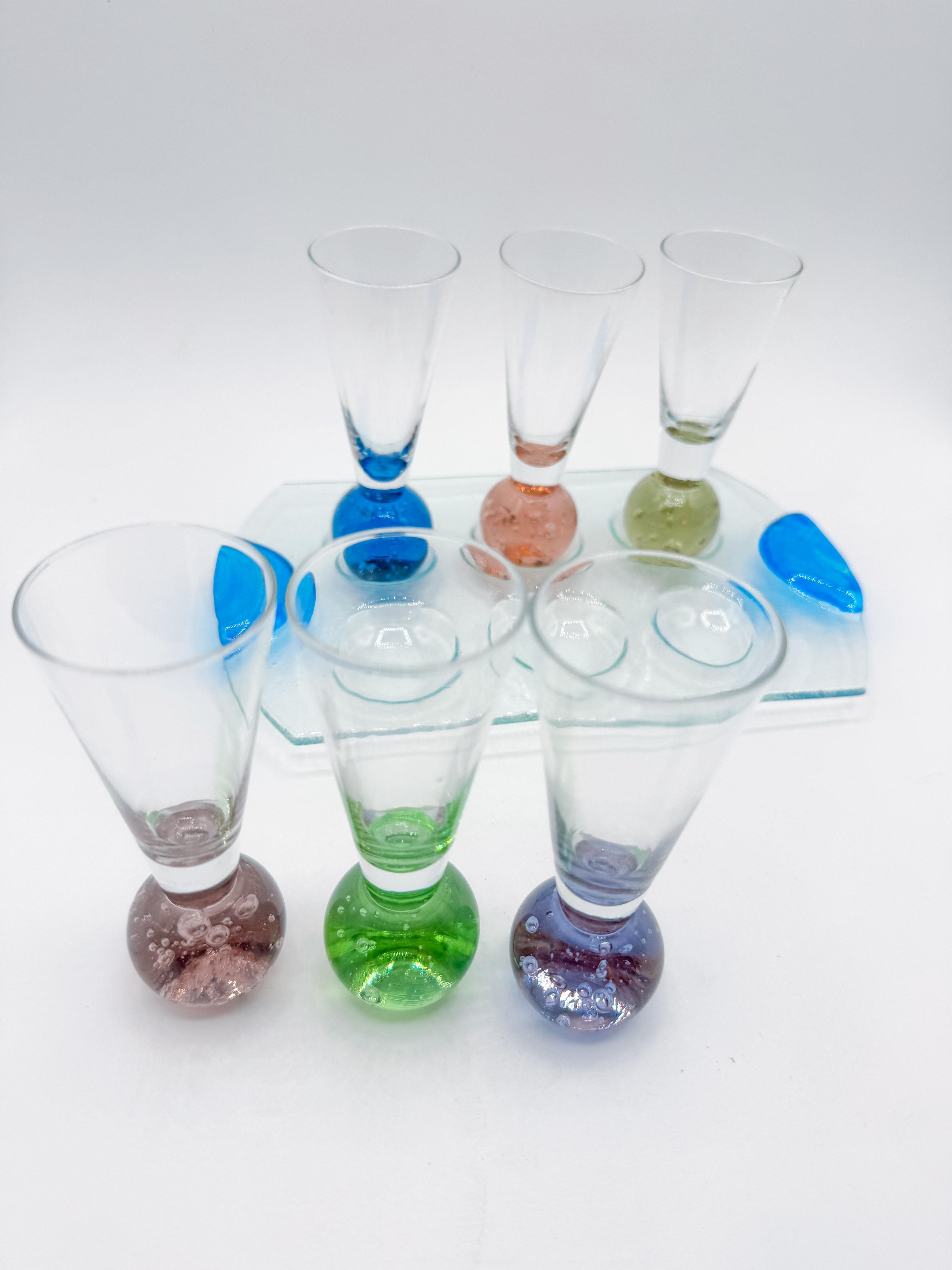 Handblown Shot Glass Set with Colored Bubble Bases and Tray, Set of 7  1980s Posmoderno en venta