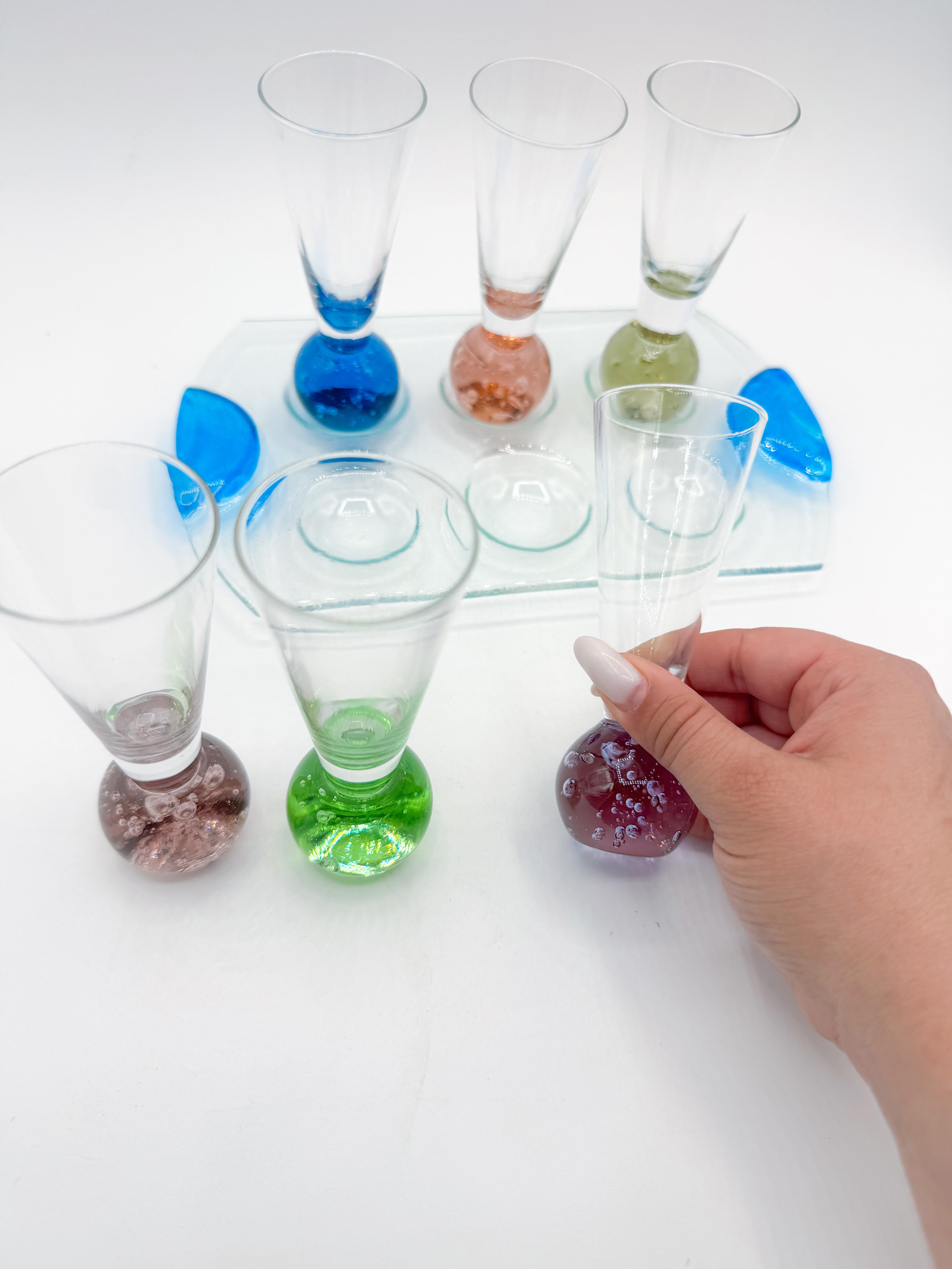 Handblown Shot Glass Set with Colored Bubble Bases and Tray, Set of 7  1980s en Bueno estado para la venta en Toronto, CA