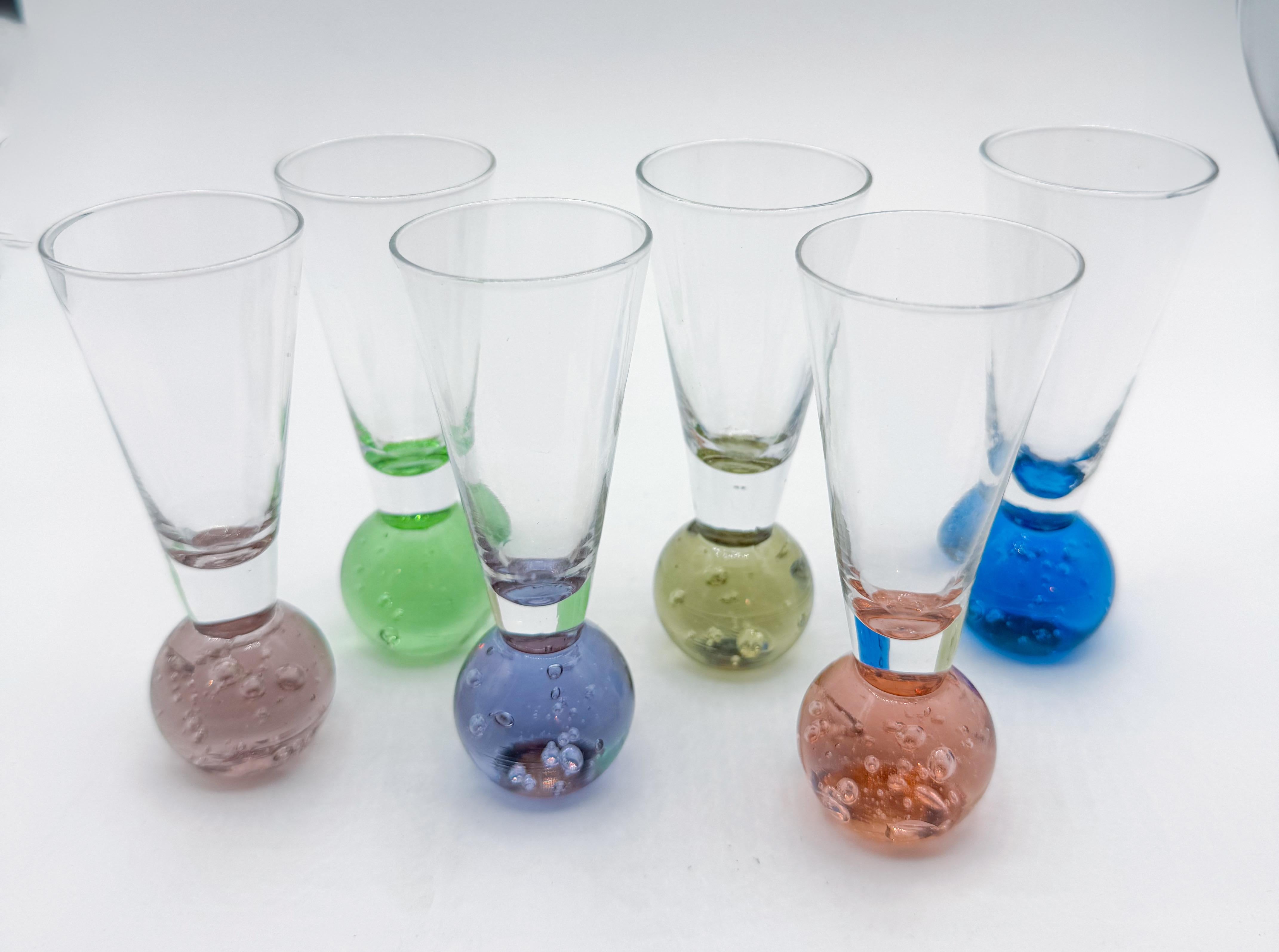 Handblown Shot Glass Set with Colored Bubble Bases and Tray, Set of 7  1980s siglo XX en venta