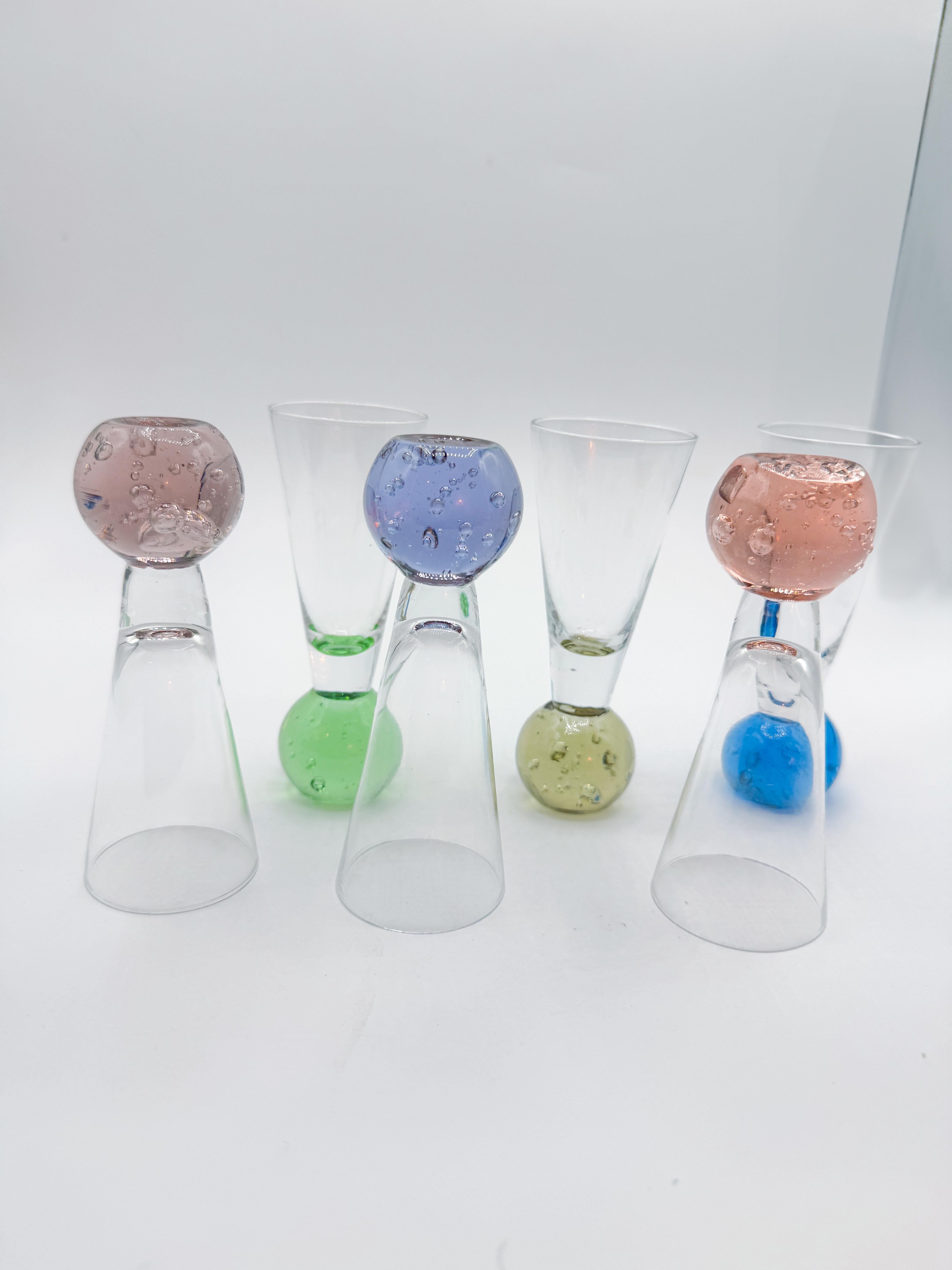 Handblown Shot Glass Set with Colored Bubble Bases and Tray, Set of 7  1980s Vidrio en venta