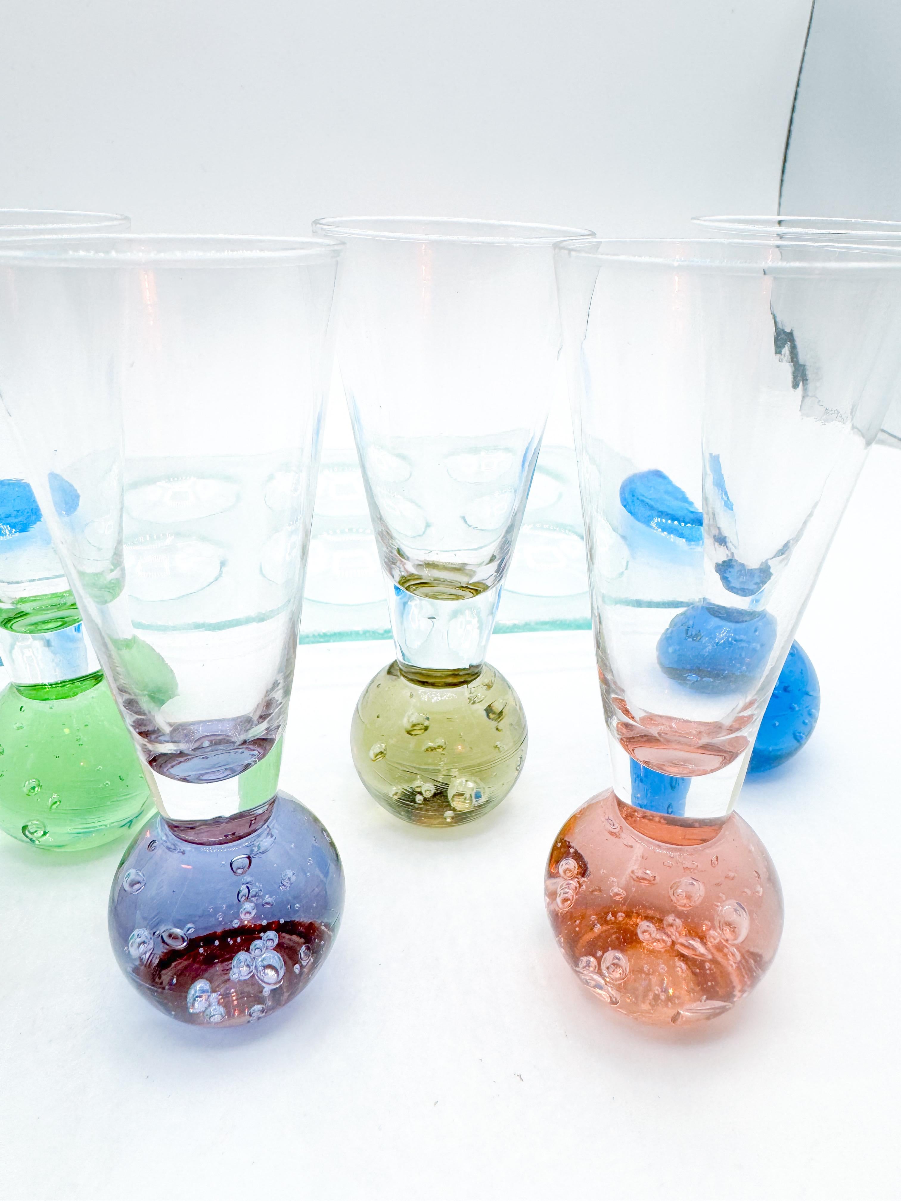 Handblown Shot Glass Set with Colored Bubble Bases and Tray, Set of 7  1980s en venta 1