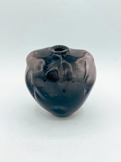 Vase en verre organique moderne soufflé à la main, signé Pearce, gris fumé et pourpre