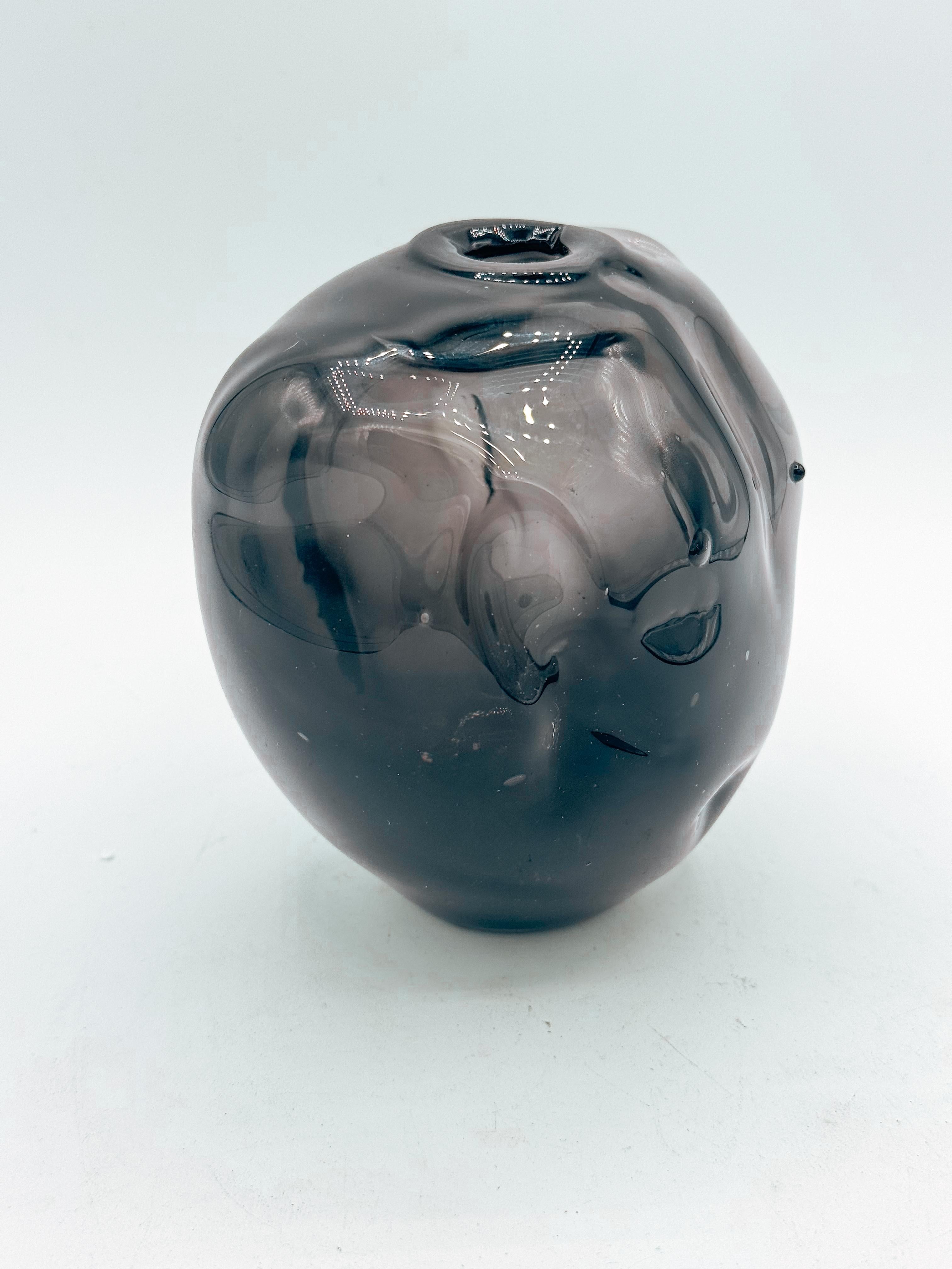 Jarrón de cristal soplado a mano, gris ahumado-morado, moderno y orgánico, firmado Pearce Hecho a mano en venta