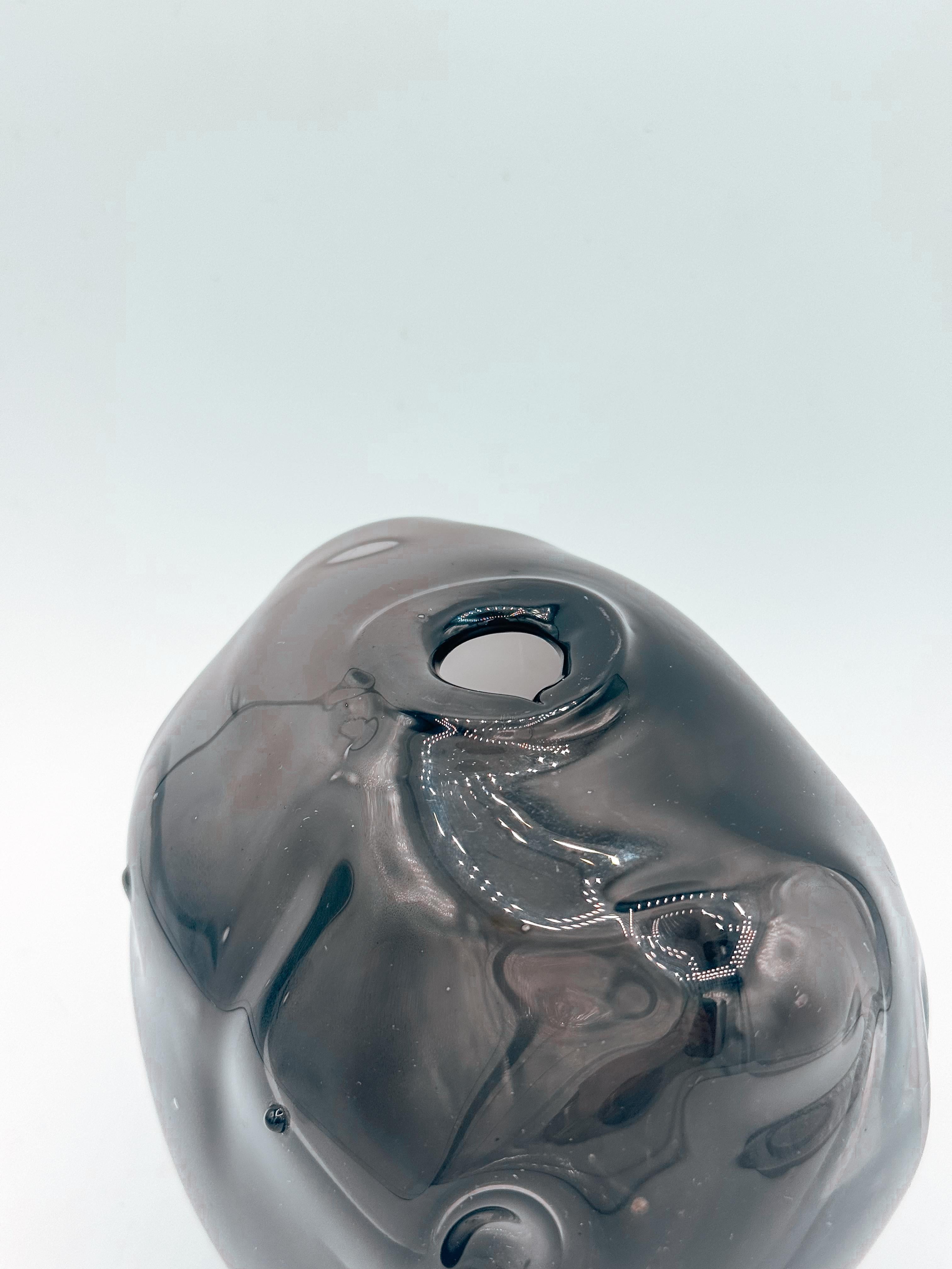 Jarrón de cristal soplado a mano, gris ahumado-morado, moderno y orgánico, firmado Pearce Vidrio artístico en venta