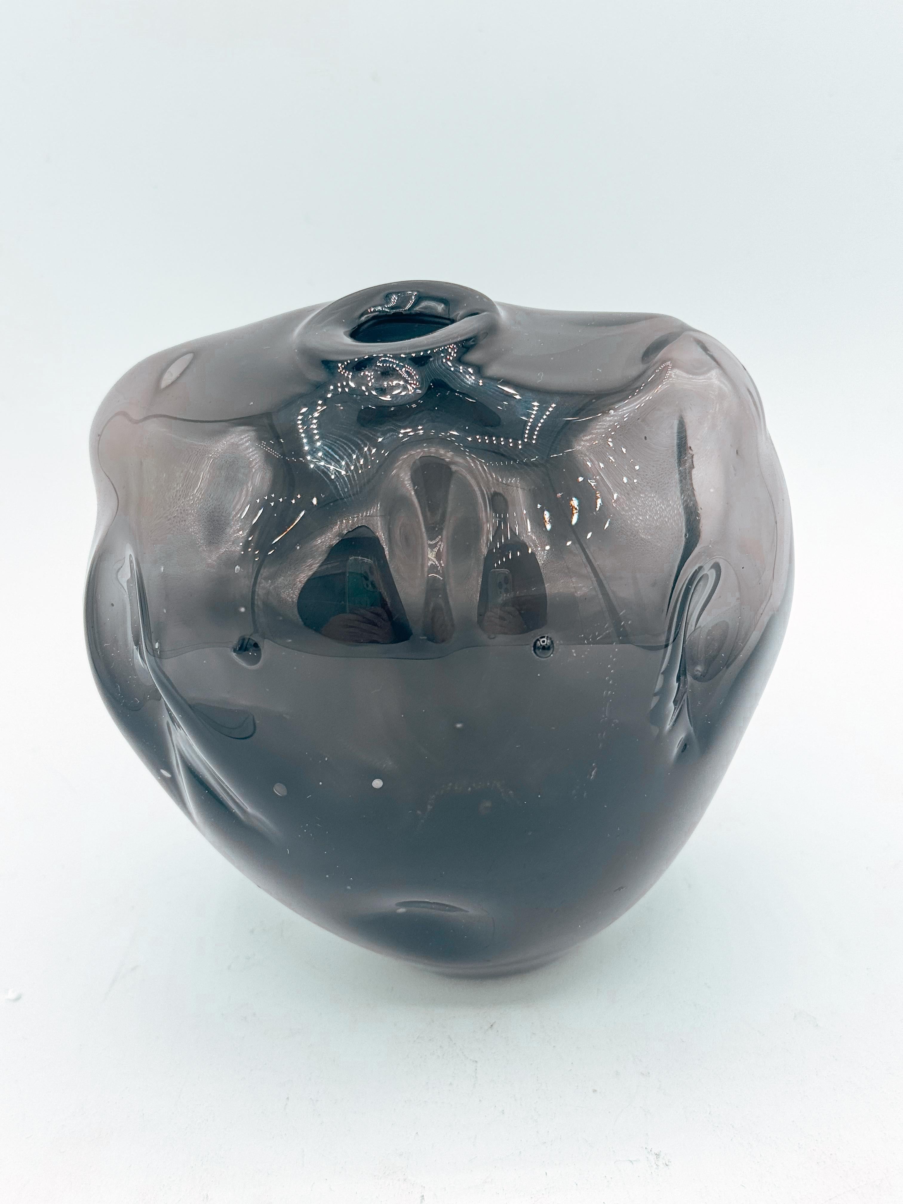 Jarrón de cristal soplado a mano, gris ahumado-morado, moderno y orgánico, firmado Pearce en venta 2