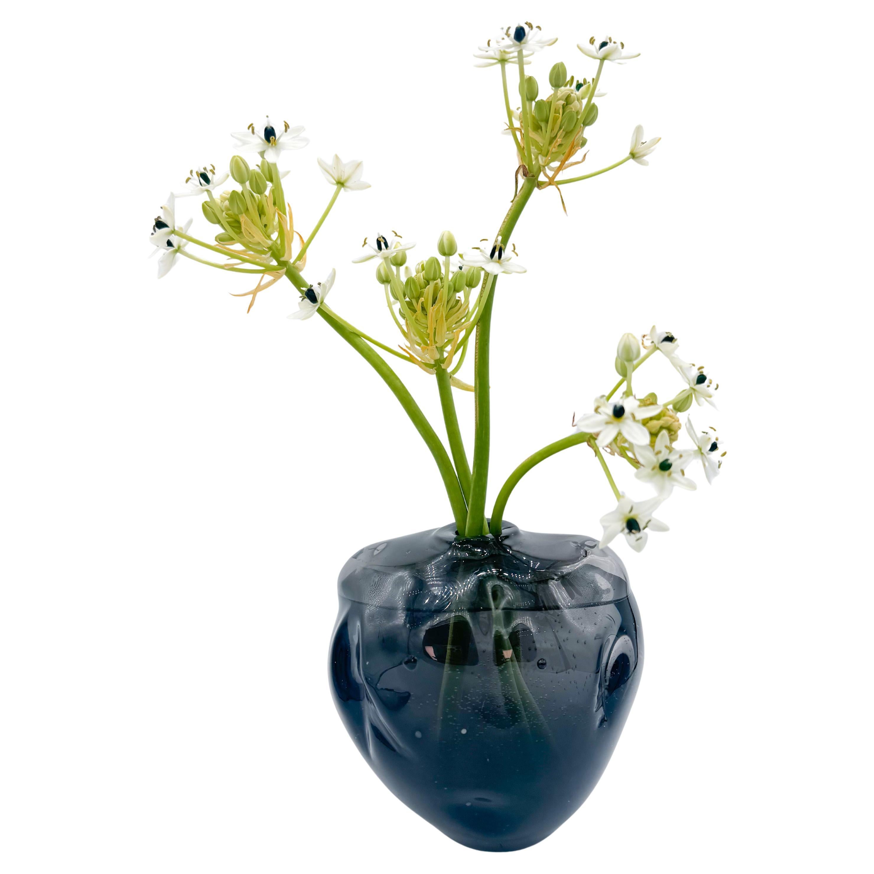 Vaso di vetro organico moderno soffiato a mano grigio-viola, firmato Pearce in vendita