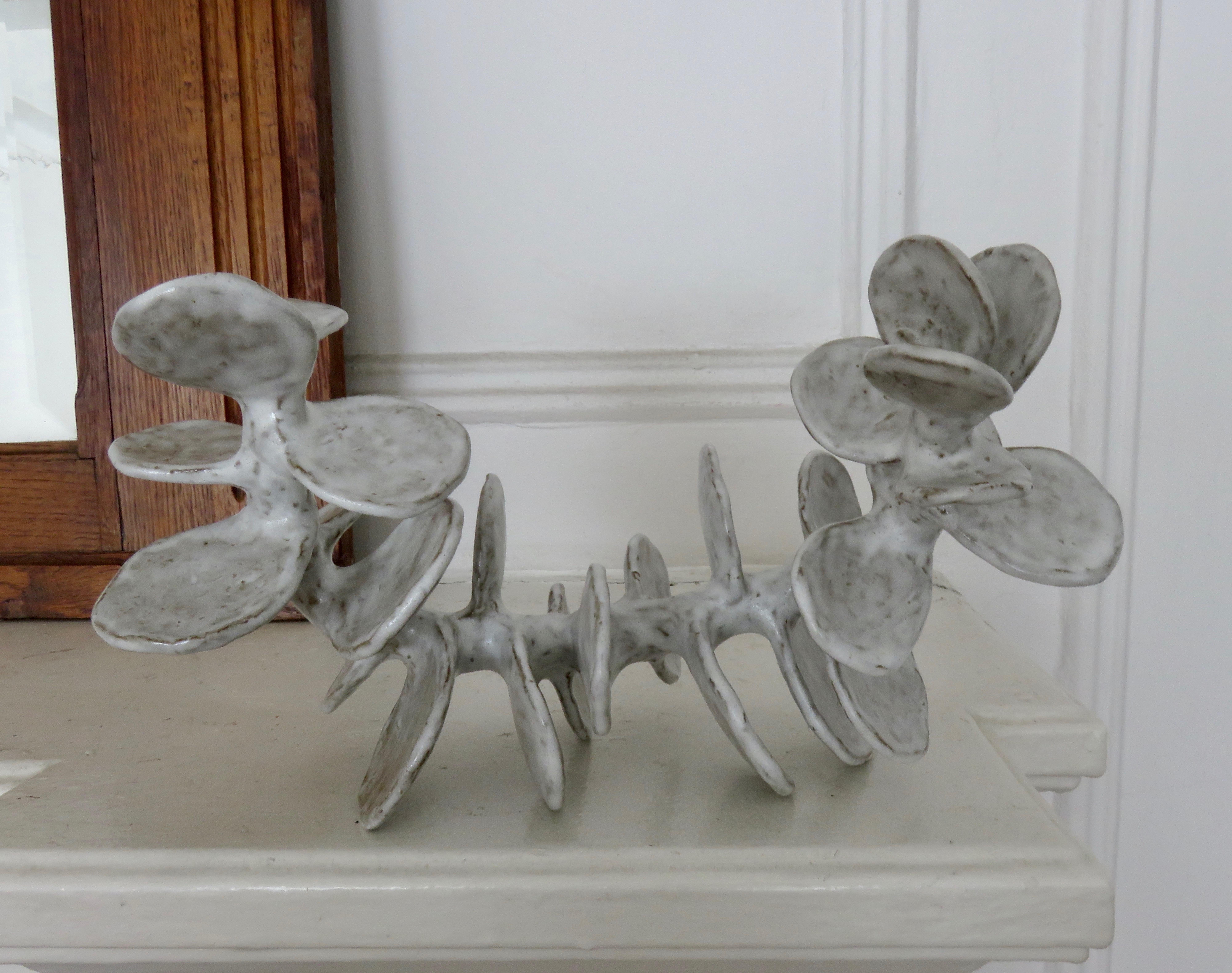 Handgefertigte Keramik-Skulptur:: Liegende Skelett-Wirbelsäule in gesprenkeltem Weiß 13