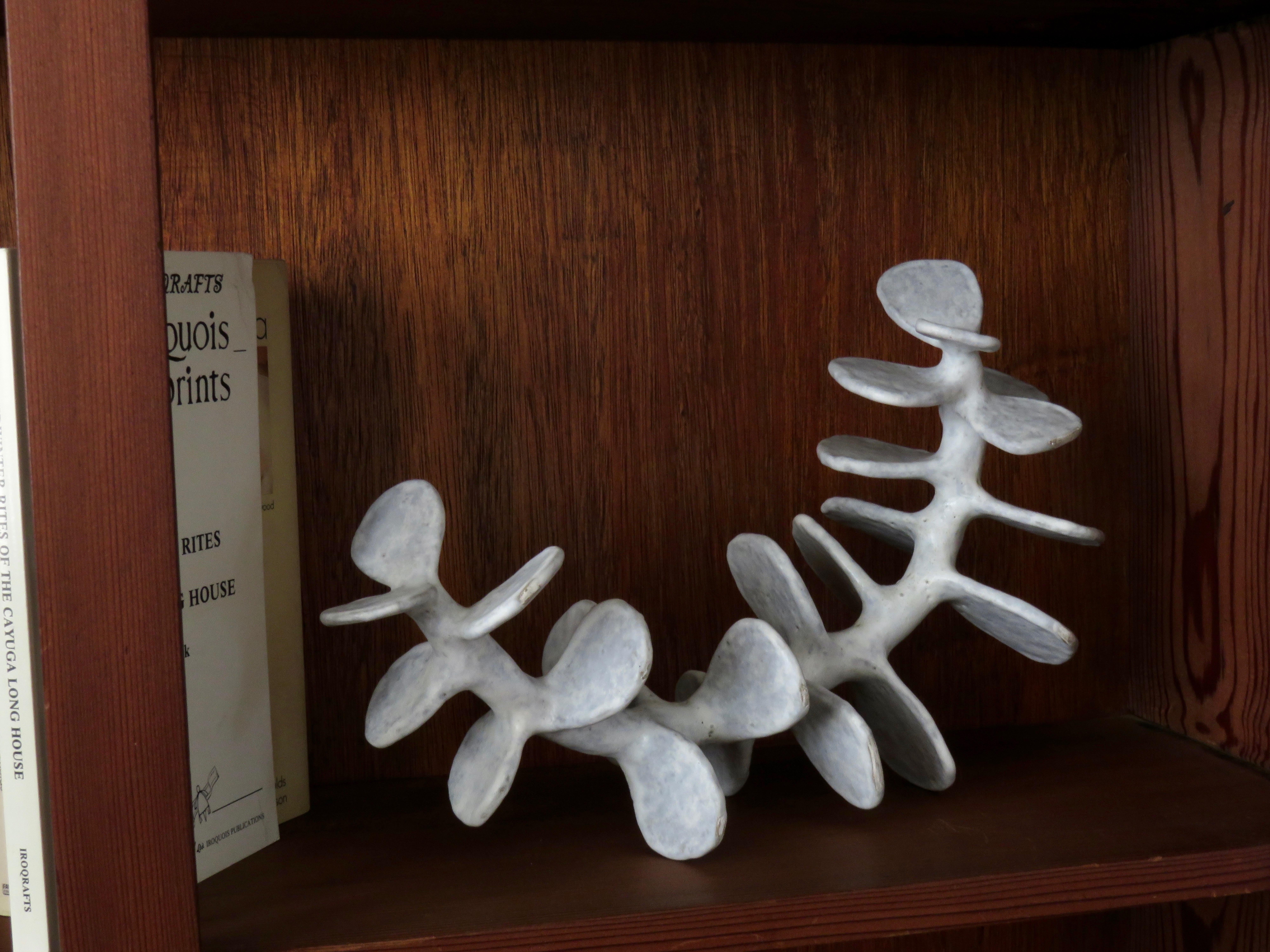 Handgefertigte Keramik-Skulptur:: Stehende Skelett-Wirbelsäule in weicher weißer Glasur 11
