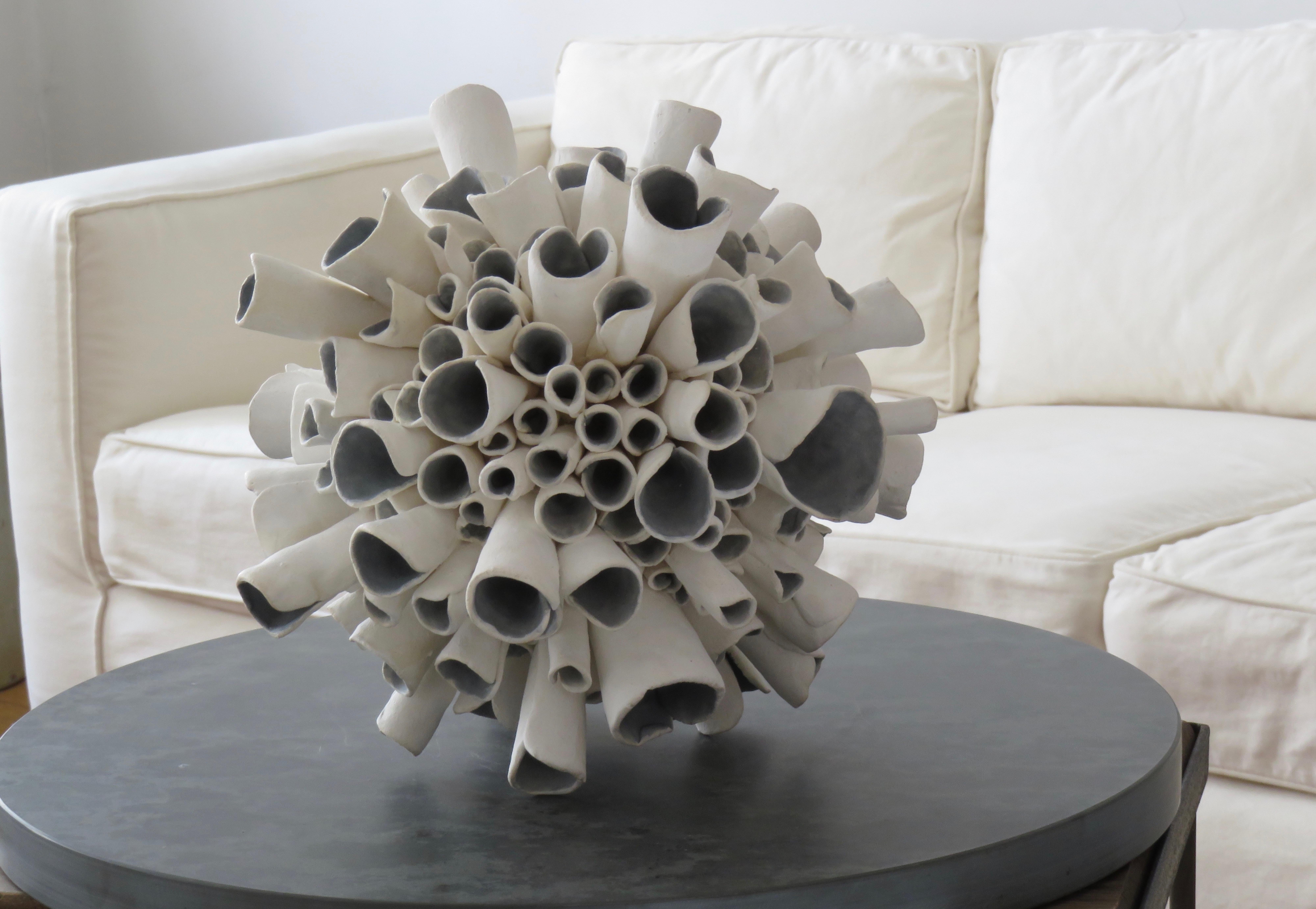 Fait main Sculpture en céramique Sphère « Starburst » en blanc naturel avec intérieur bleu/gris en vente
