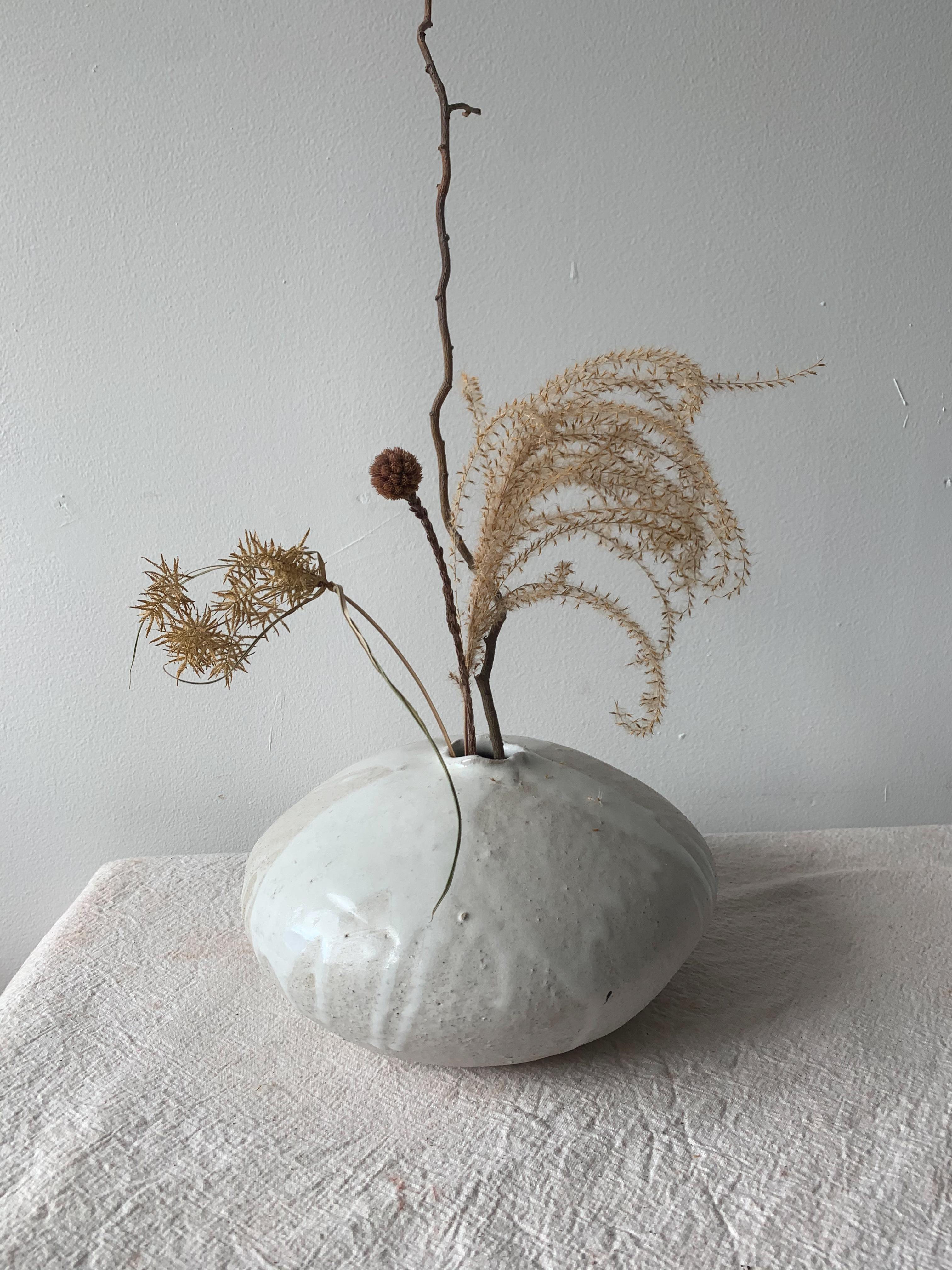 Handgefertigte, organische, moderne Vase aus einem grobkörnigen Tonkörper, überzogen mit Schichten glänzender und matter weißer Glasur. Jede Vase wird in unserem Studio in Brooklyn von Hand gefertigt, und keine gleicht der anderen. Die Mondvase