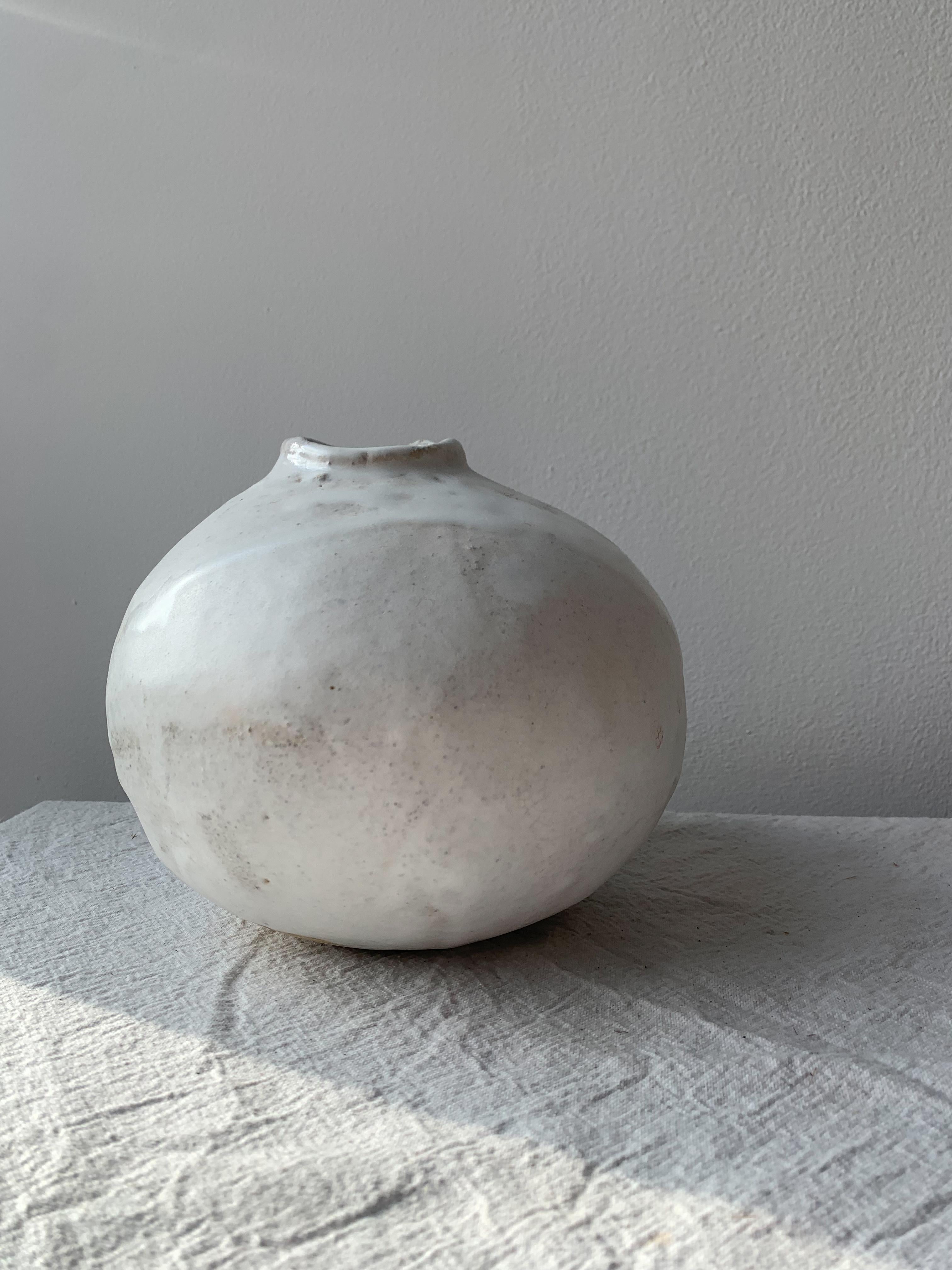 Américain Vase lune en céramique organique moderne fabriqué à la main en vente
