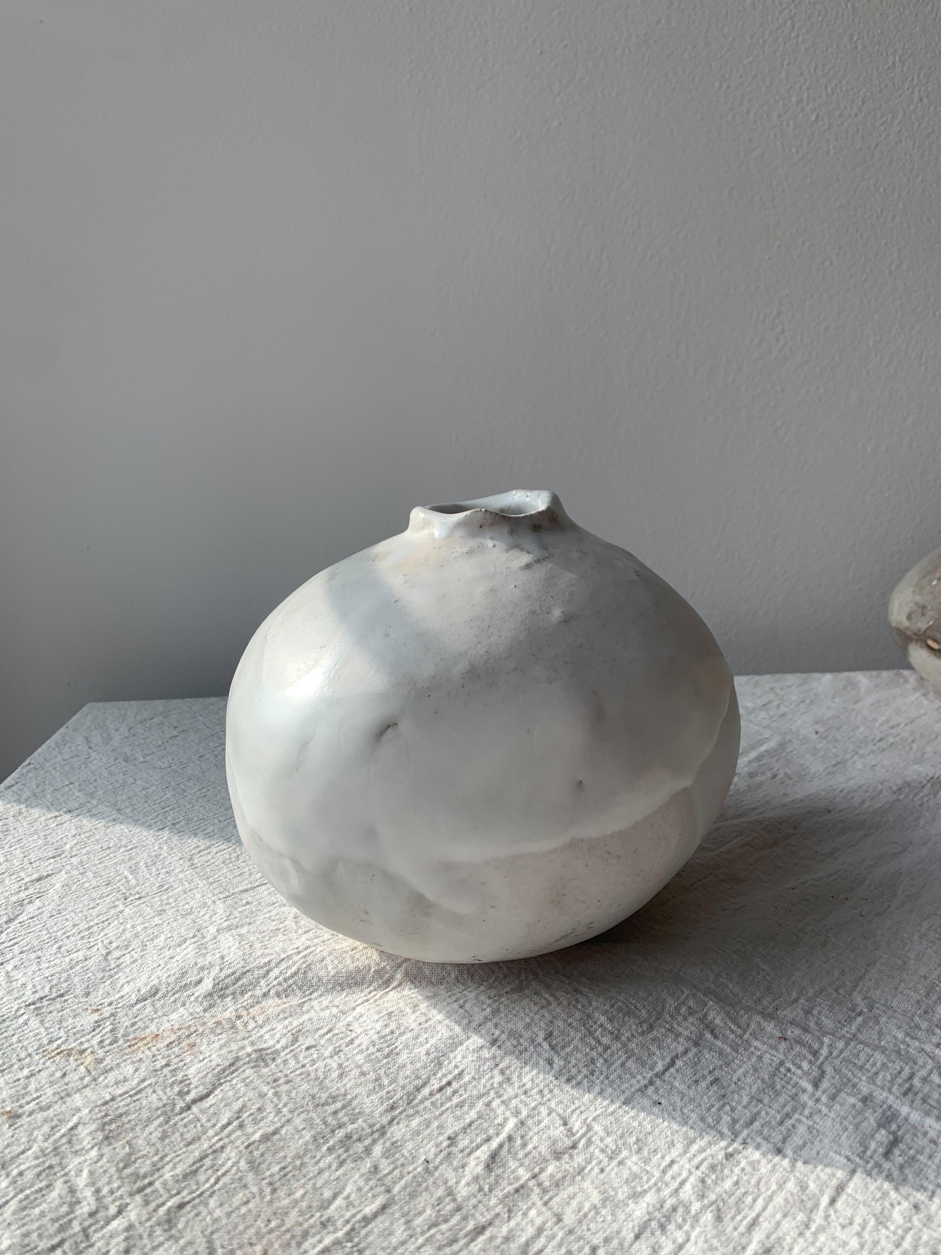 Vase lune en céramique organique moderne fabriqué à la main en vente 1