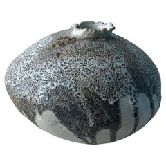 Handgefertigte organische moderne Mondvase aus Keramik Lava Variation