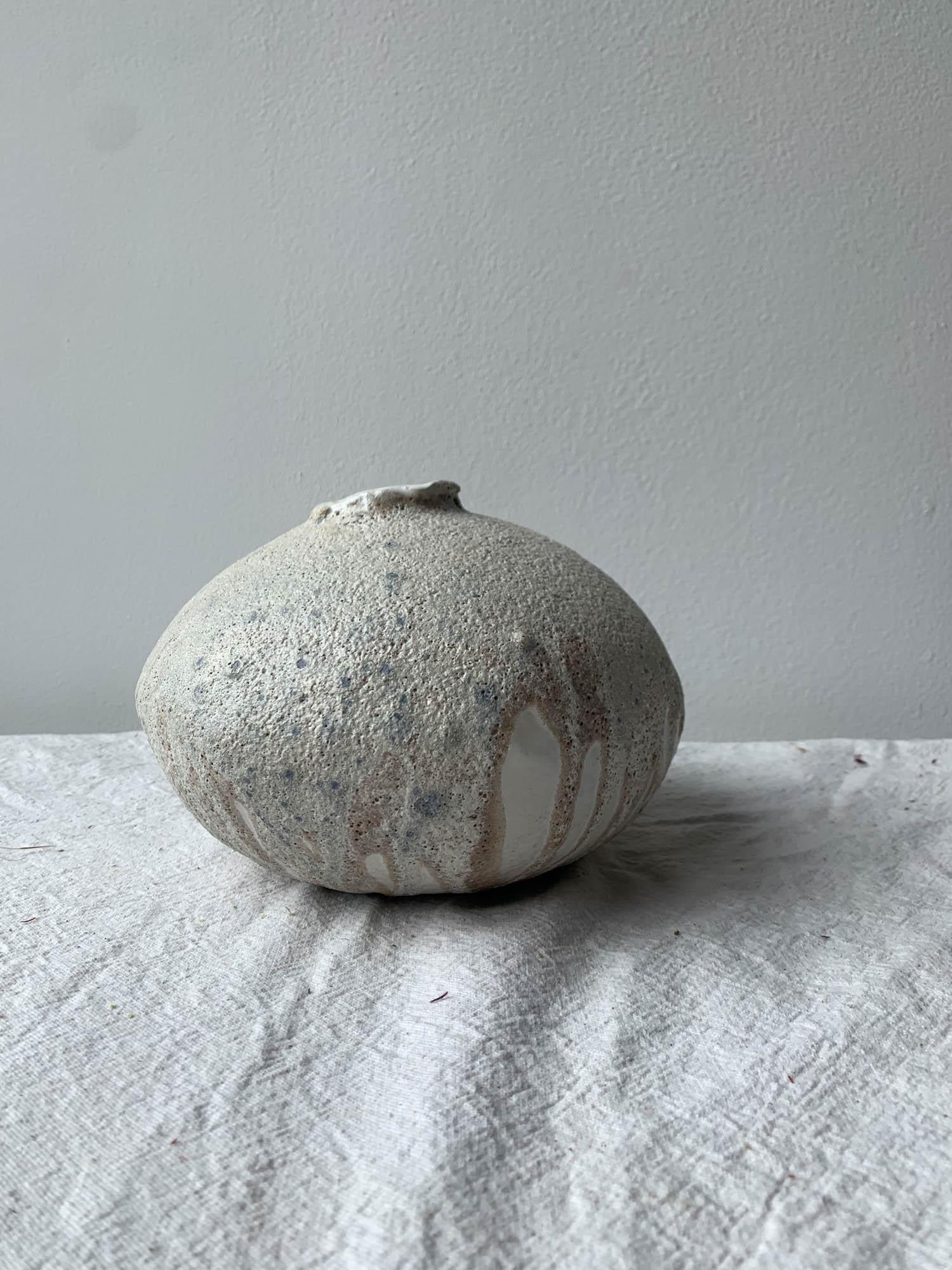 Minimaliste Vase lune en céramique organique moderne fabriqué à la main avec glaçure à la lave en vente