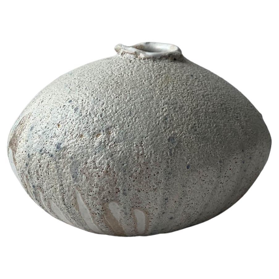 Vaso a luna in ceramica organica moderna costruito a mano con smalto lavico