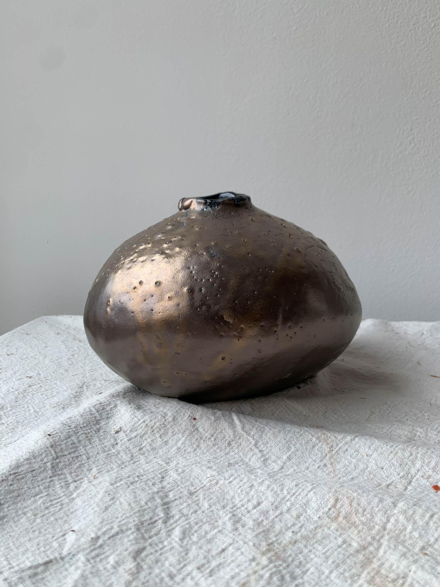 Handgefertigte, organische, moderne Vase aus einem grobkörnigen Ton und einer metallischen Bronzeglasur. Jede Vase wird in unserem Studio in Brooklyn von Hand gefertigt, und keine gleicht der anderen. Alle Maße sind ungefähre Angaben, da jedes Stück