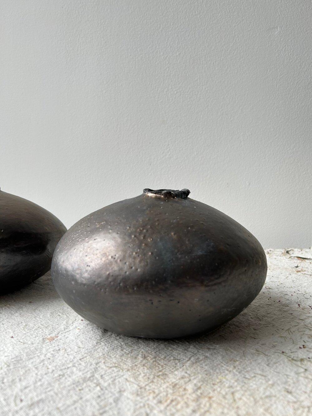 Vernissé Vase lune en cramique organique moderne fabriqu  la main avec glaure en bronze mtallique en vente