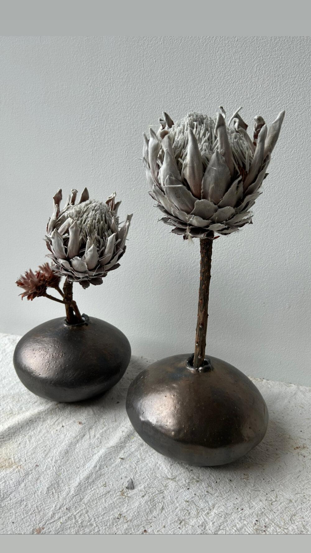 Vase lune en cramique organique moderne fabriqu  la main avec glaure en bronze mtallique Neuf - En vente à Brooklyn, NY