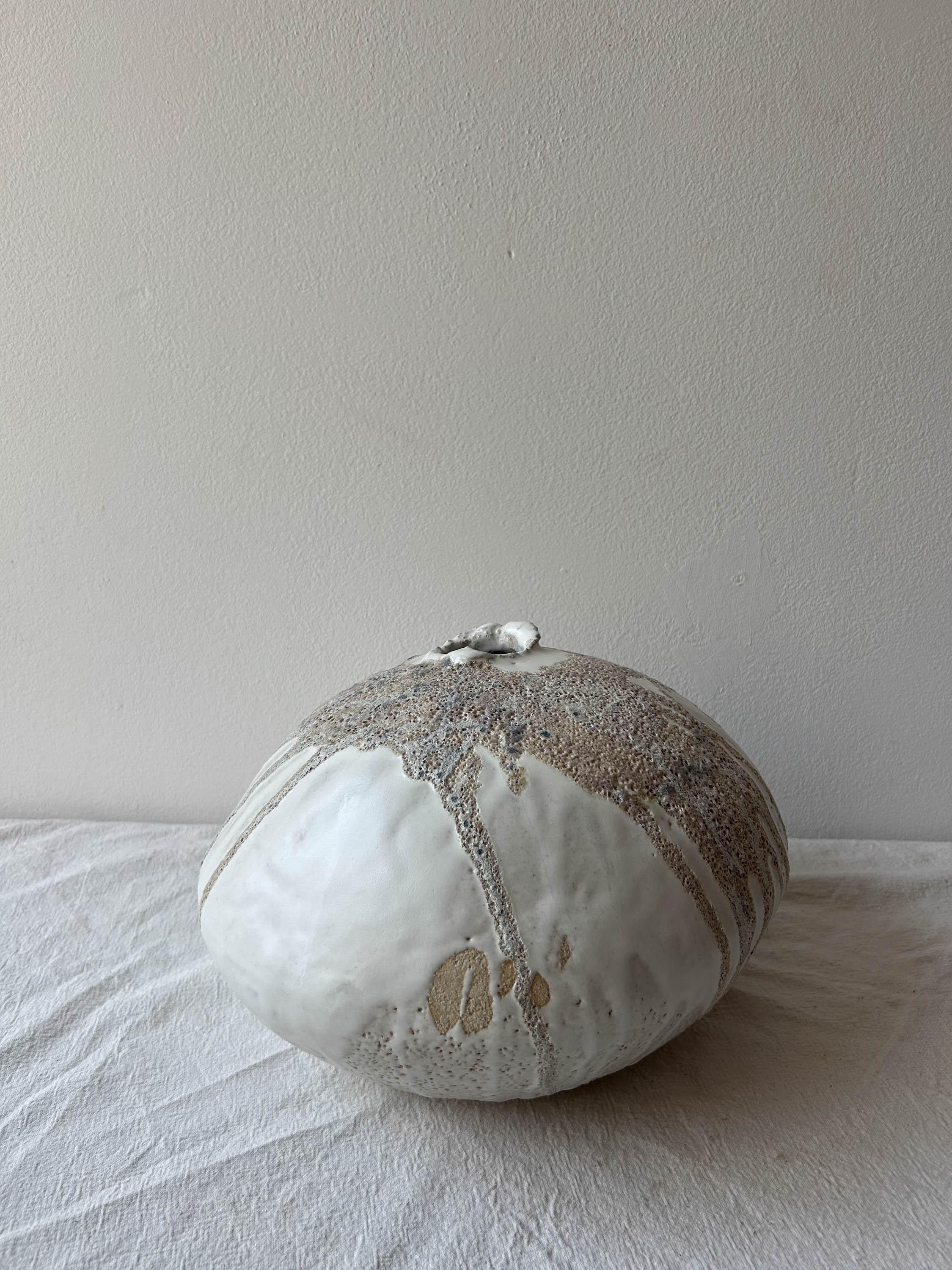 Vaso a luna grande in ceramica organica e moderna costruito a mano con smalto lavico in vendita 3