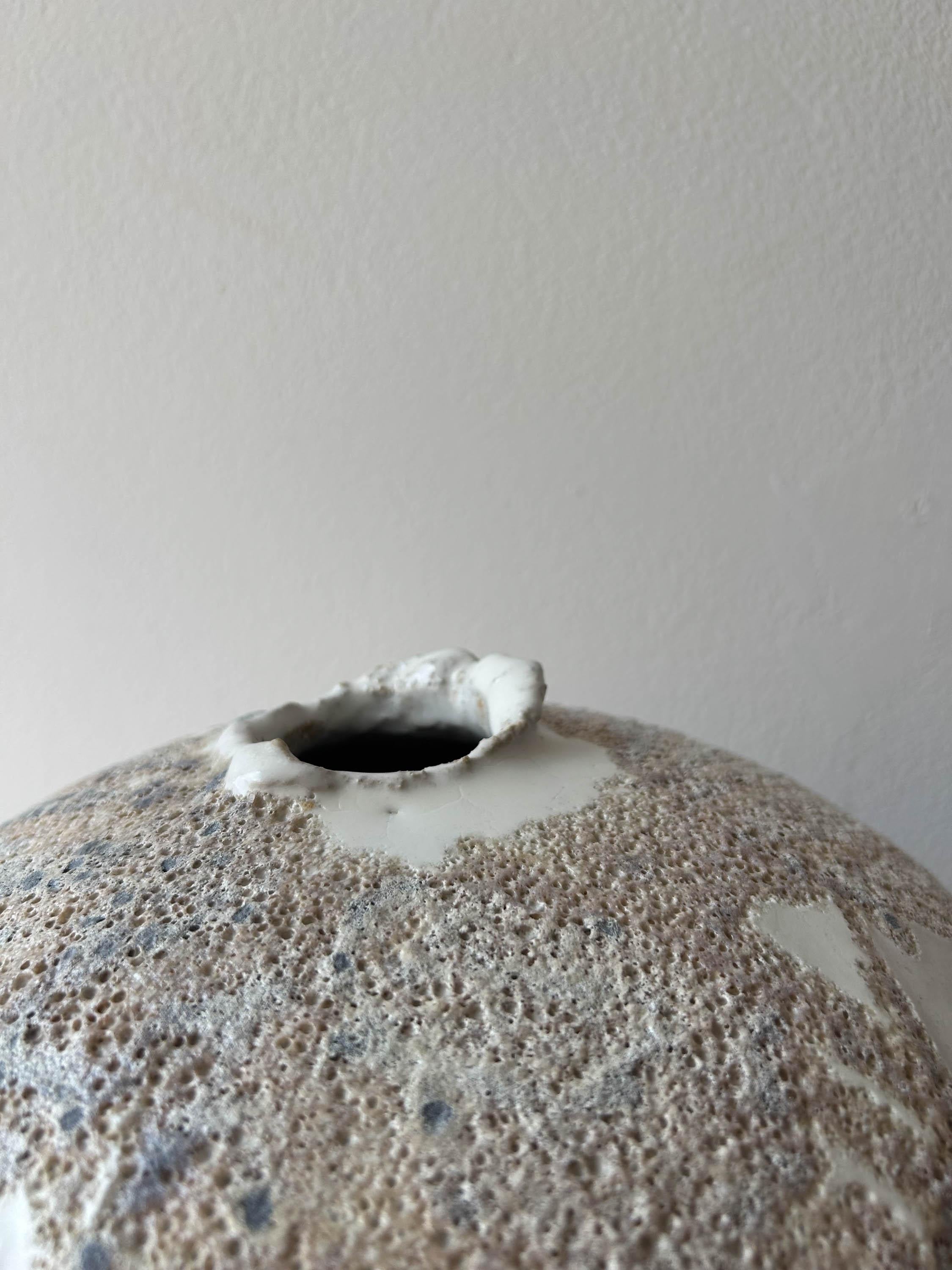 Vaso a luna grande in ceramica organica e moderna costruito a mano con smalto lavico in vendita 4