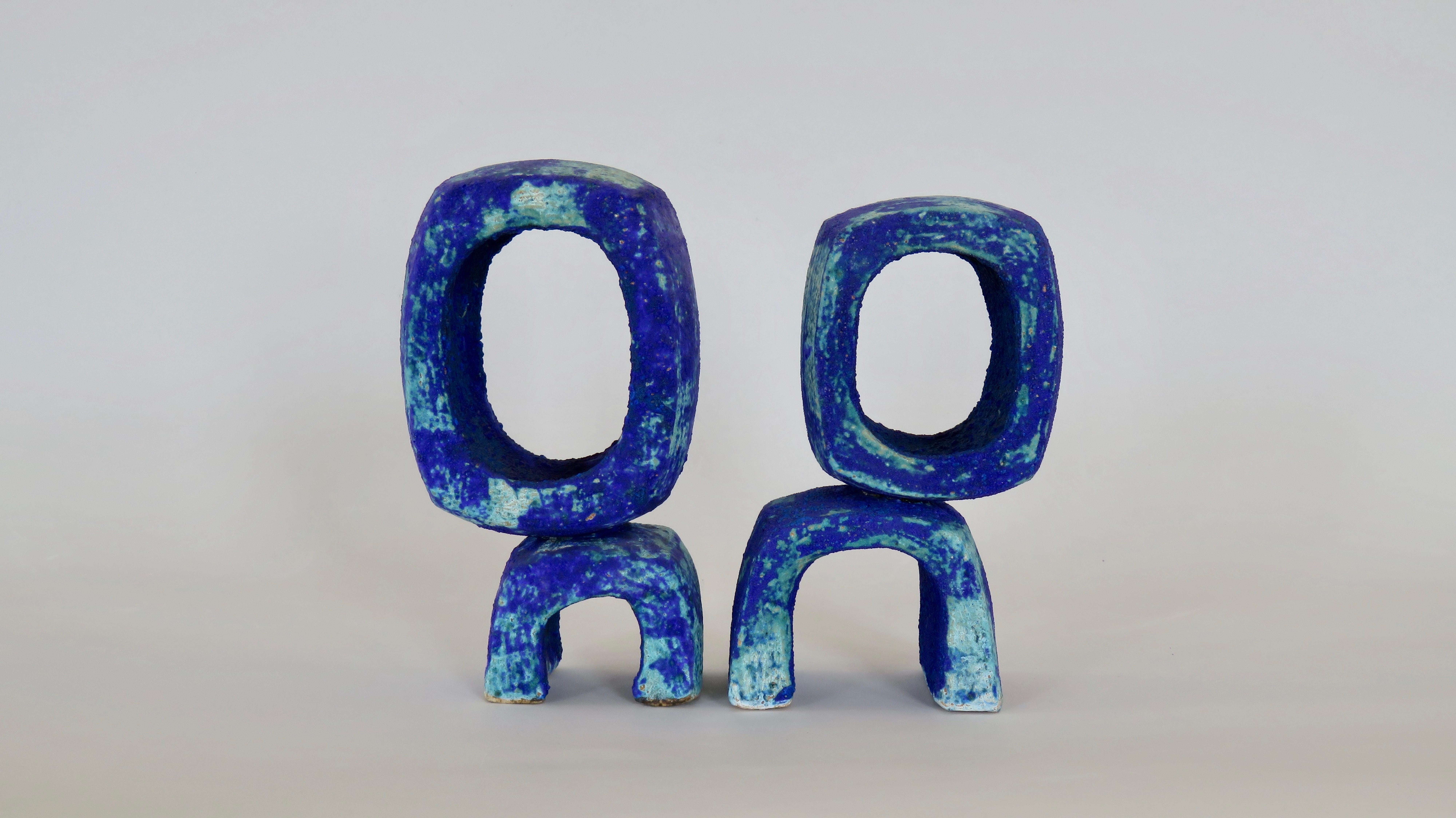 Handbuilt Standing Oval Ceramic Sculpture in Turquoise and Deep Blue #2 (Keramik)
