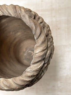 Handgefertigte Vase aus Steingut mit gedrehter Spirale - Skulpturales Gefäß aus Keramik